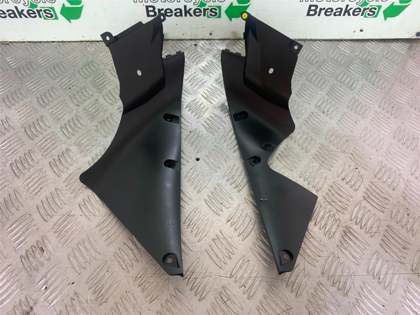 YAMAHA YZF R1 14 B BIG BANG LEFT & RIGHT INNER INFILLS   2009-14 (CMB1175)