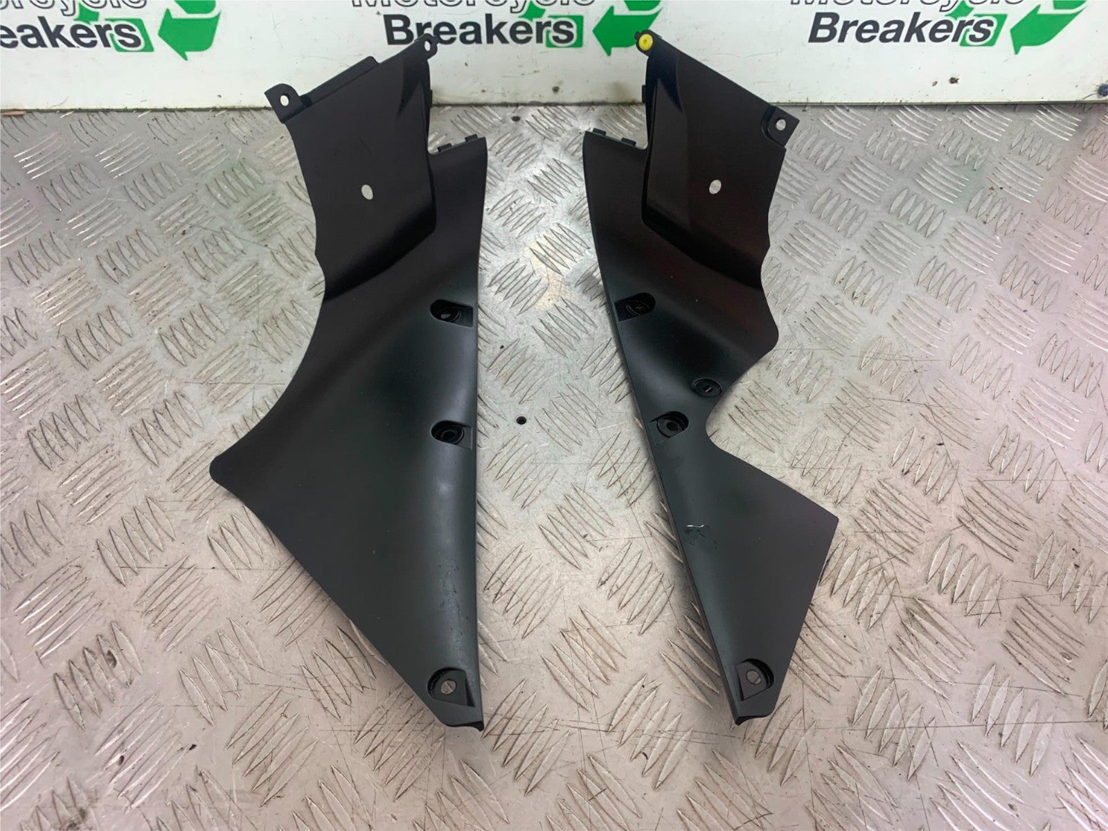 YAMAHA YZF R1 14 B BIG BANG LEFT & RIGHT INNER INFILLS   2009-14 (CMB1175)