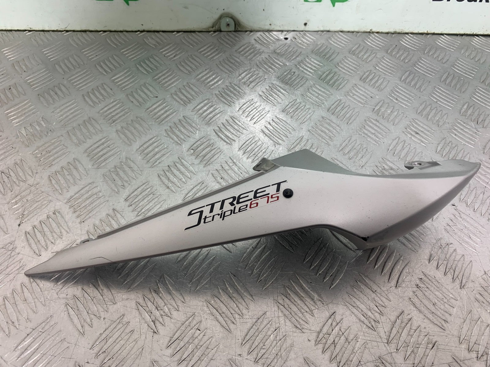 TRIUMPH 675 STREET TRIPLE RX RIGHT SEAT PANEL 2015-2017 (CMB1299)
