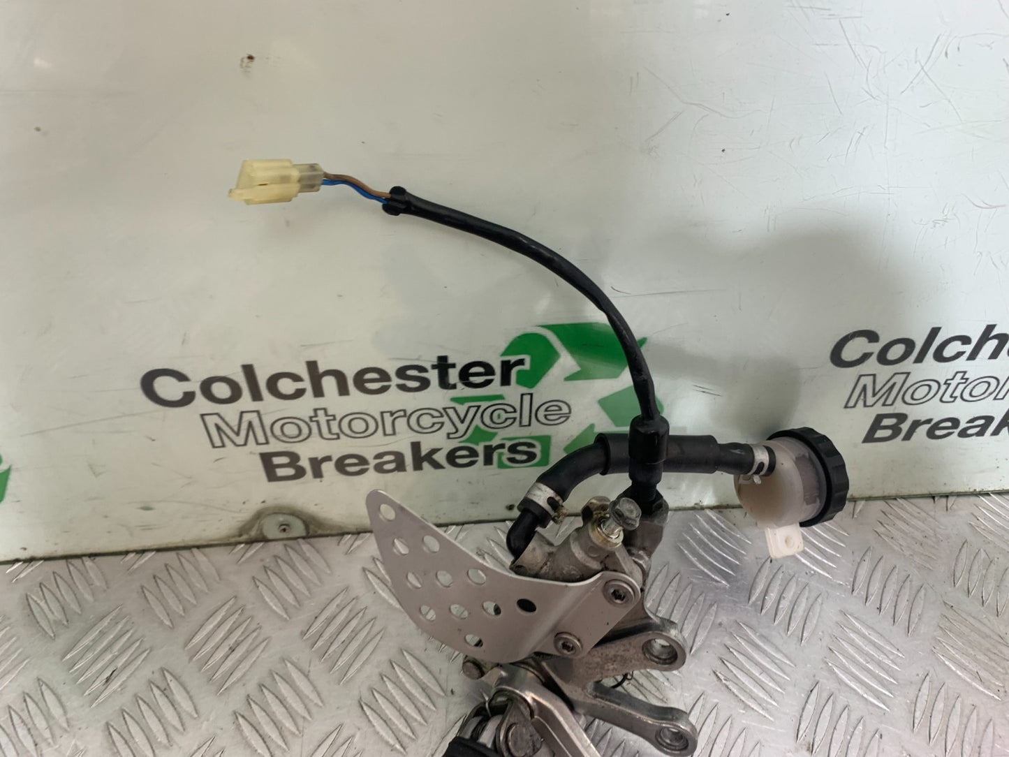 KAWASAKI ZX9R ZX9 R FRONT RIGHT HANGER YEAR 1998-1999 (CMB1329)