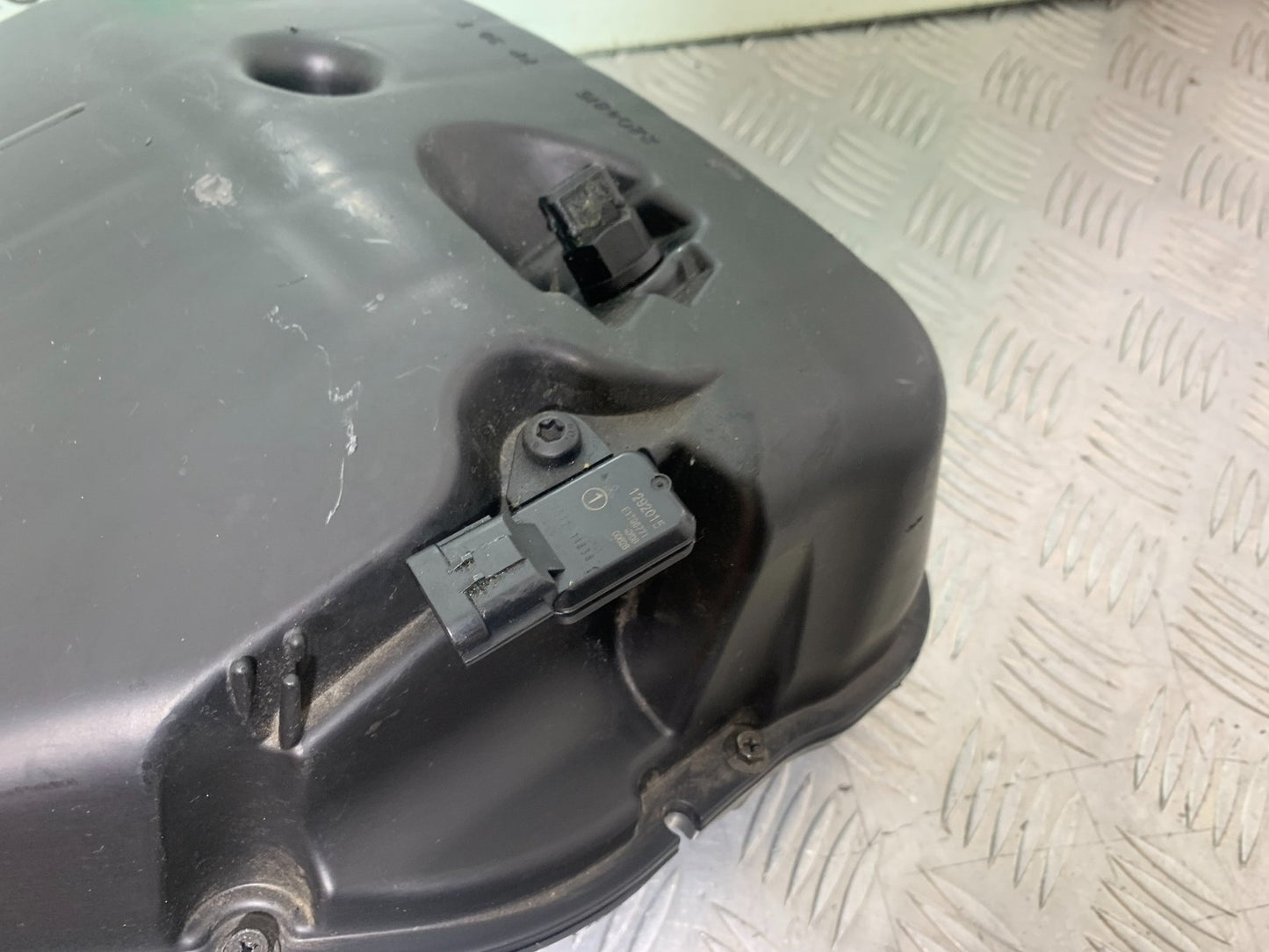 TRIUMPH 1050 SPRINT ST AIRBOX  YEAR 2004-2007 (CMB1197)