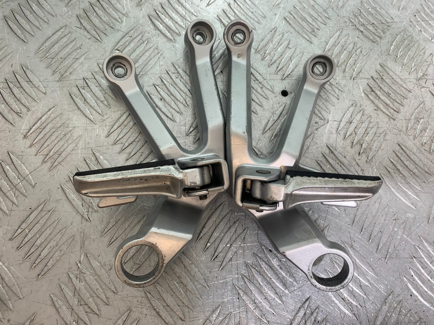 SUZUKI SV1000 SV 1000 S REAR HANGERS AND PEGS   YEAR 2003-2007 (CMB1293)