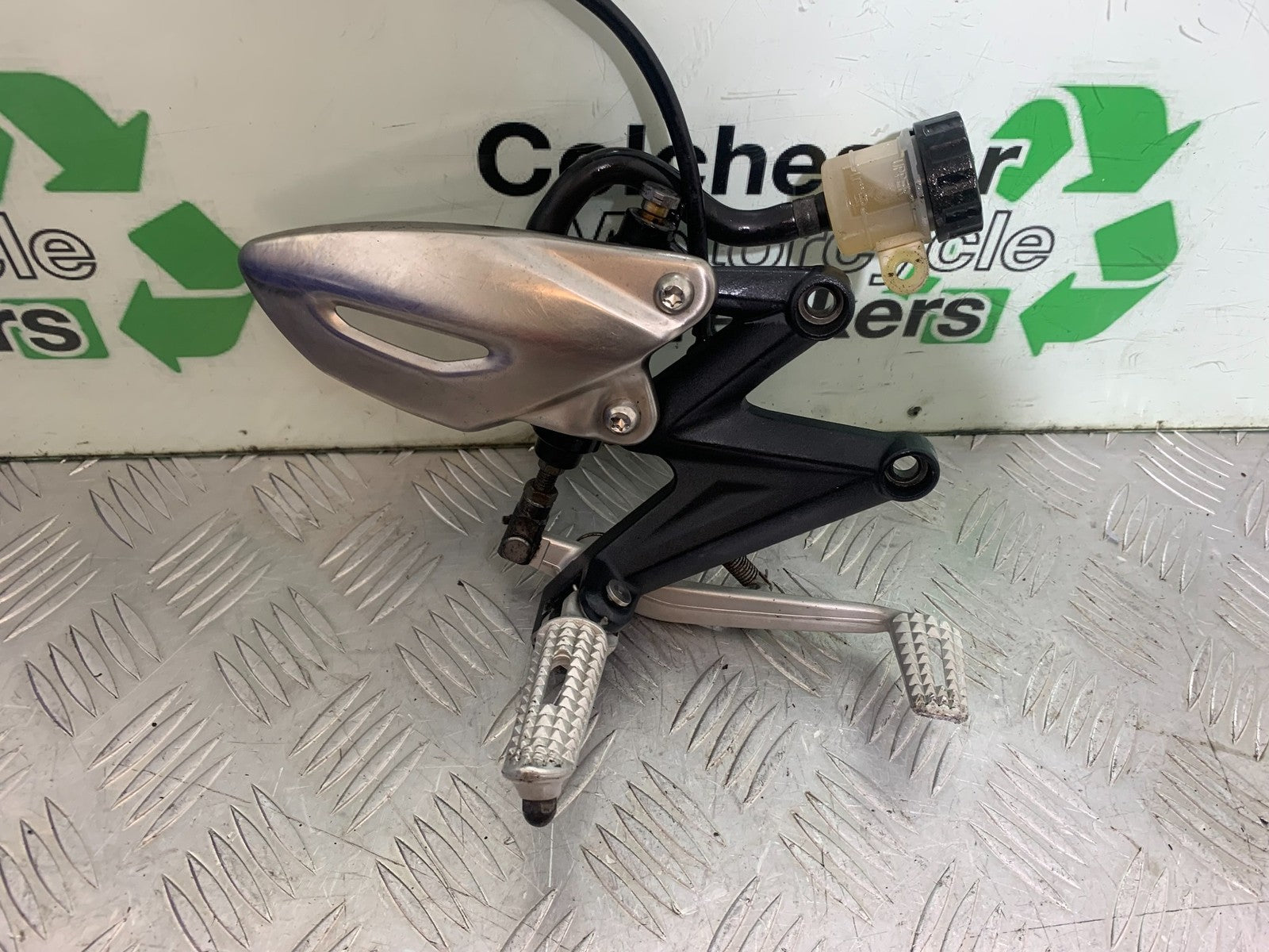 TRIUMPH 675 STREET TRIPLE R FRONT RIGHT HANGER PEG LEVER  YEAR 2013 - 2(CMB1221)