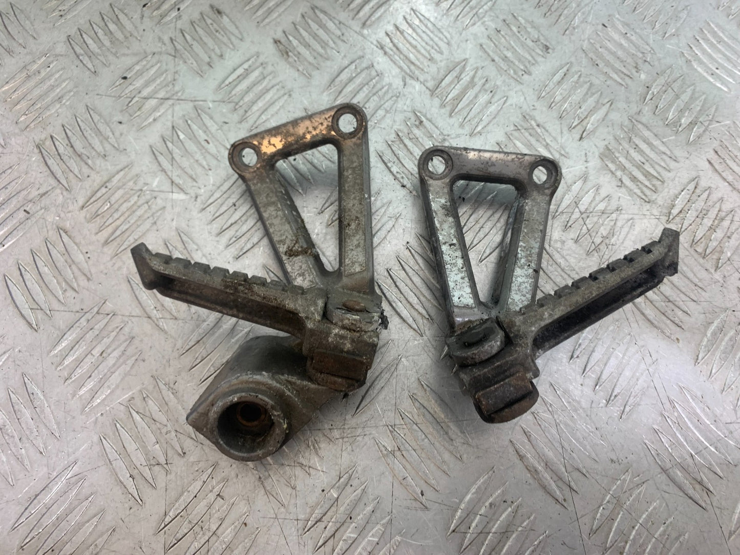 KAWASAKI ZX6R ZX6 F REAR HANGERS AND PEGS   YEAR 1995-1997 (CMB1169)
