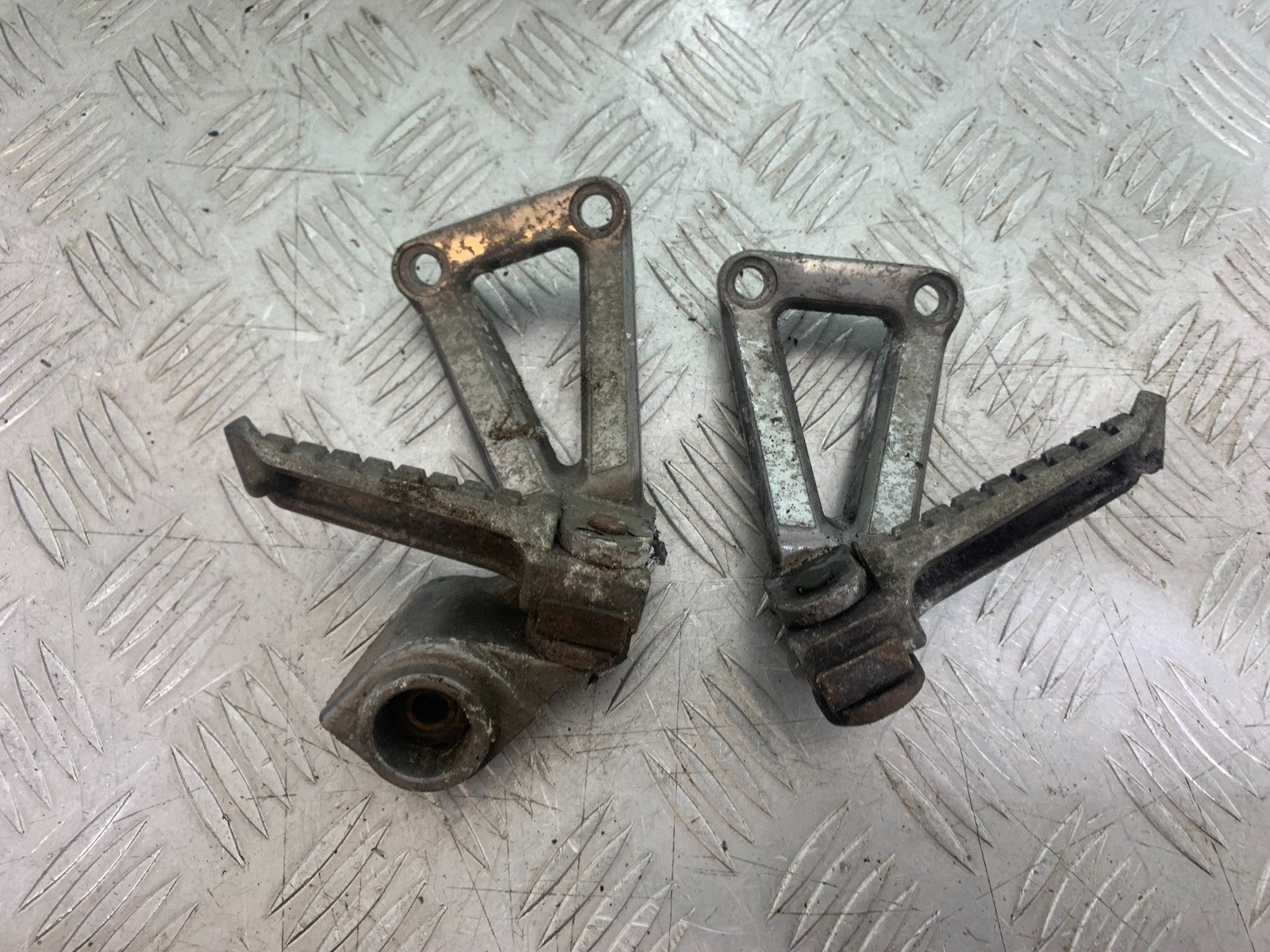 KAWASAKI ZX6R ZX6 F REAR HANGERS AND PEGS   YEAR 1995-1997 (CMB1169)