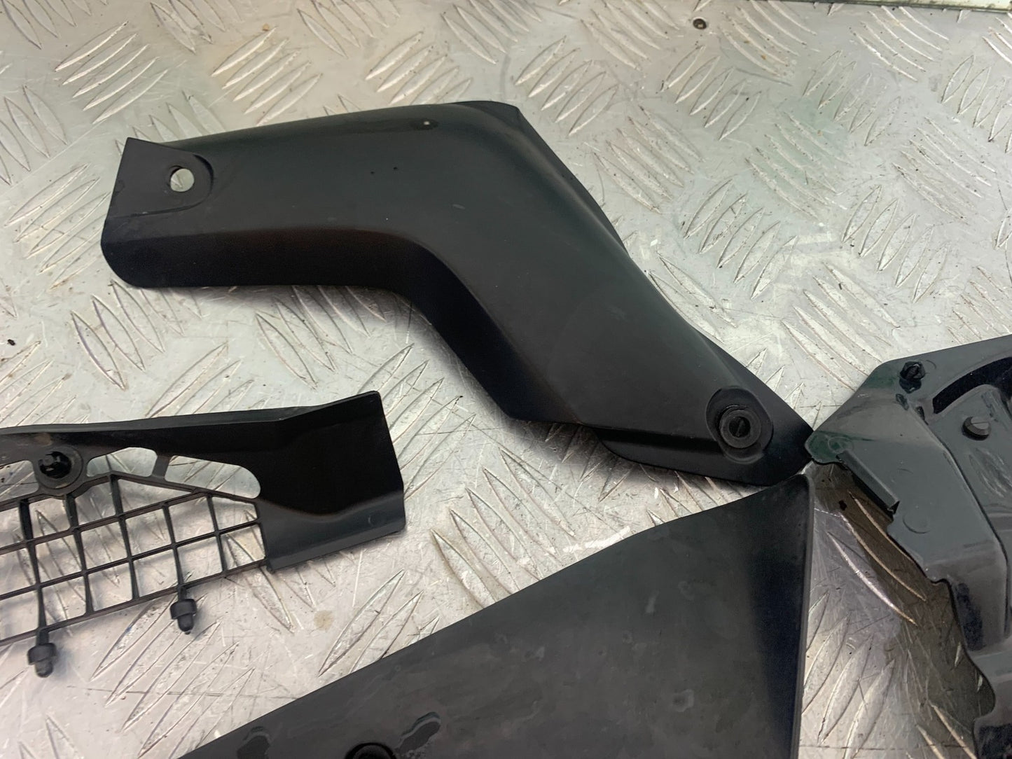 HONDA CBR1000 rr FIREBLADE BOTTOM INFILL PANELS  YEAR 2006 (CMB1220)