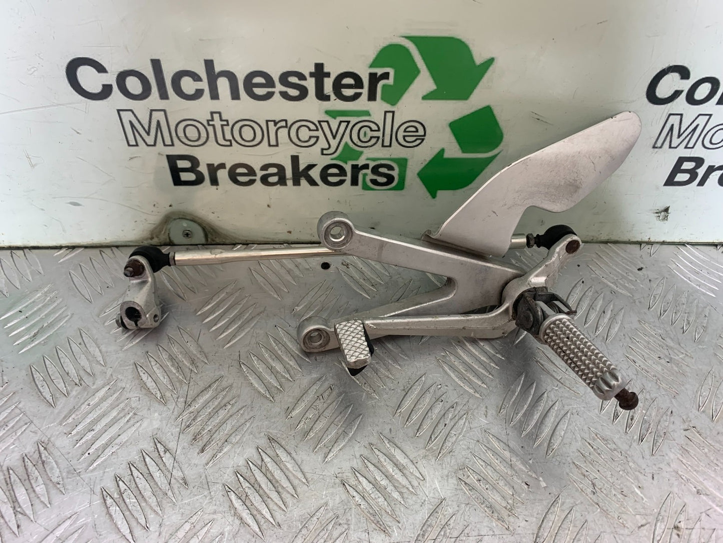 YAMAHA YZF R1 4XV FRONT LEFT HANGER YEAR 1998-99 (CMB1291)