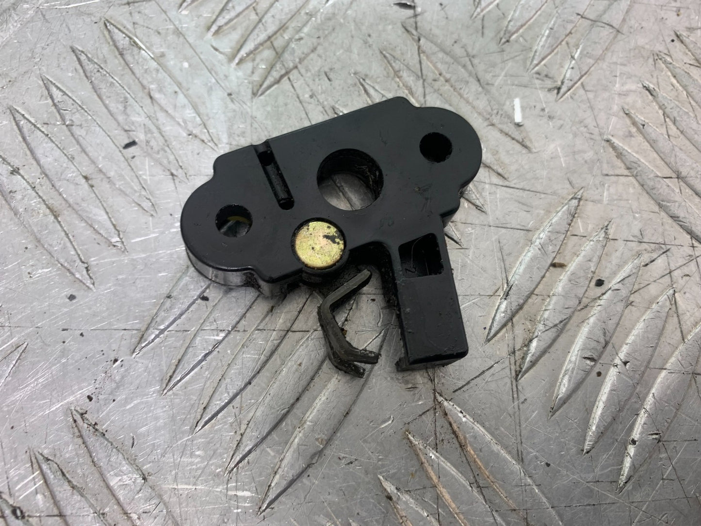 TRIUMPH TROPHY 900 SEAT CATCH   YEAR 1991-95 (CMB1251)