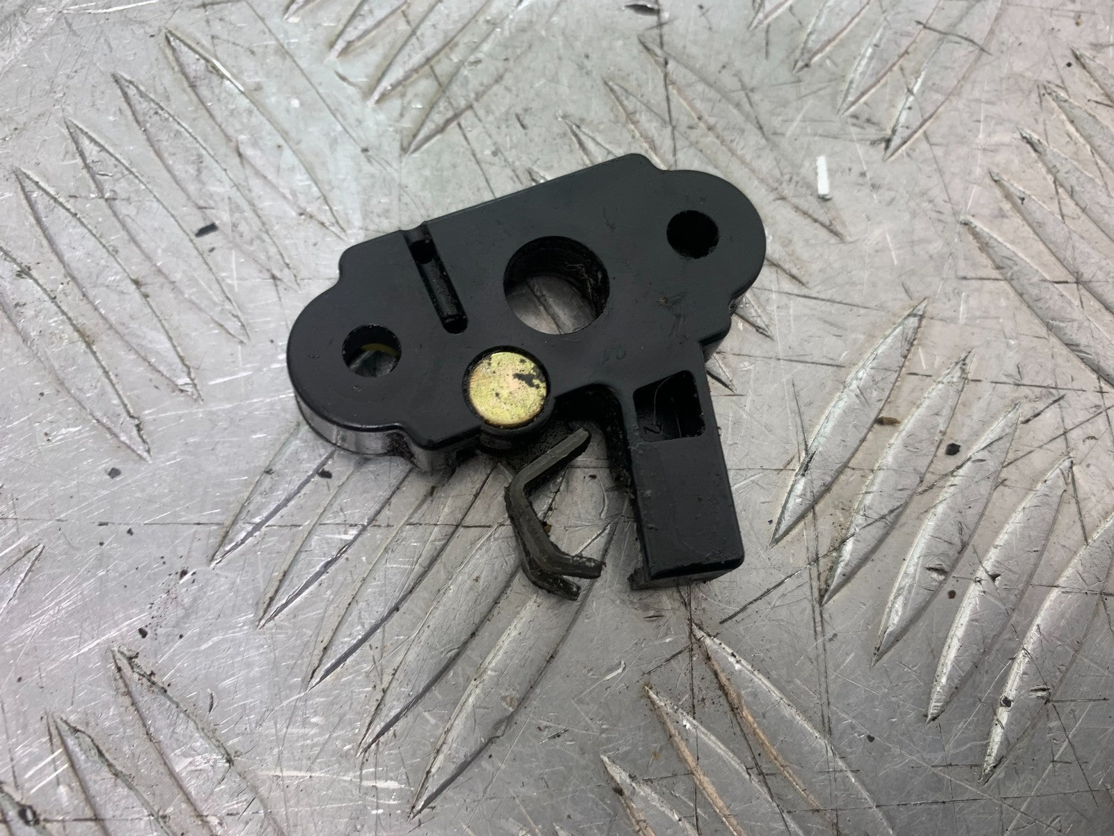 TRIUMPH TROPHY 900 SEAT CATCH   YEAR 1991-95 (CMB1251)