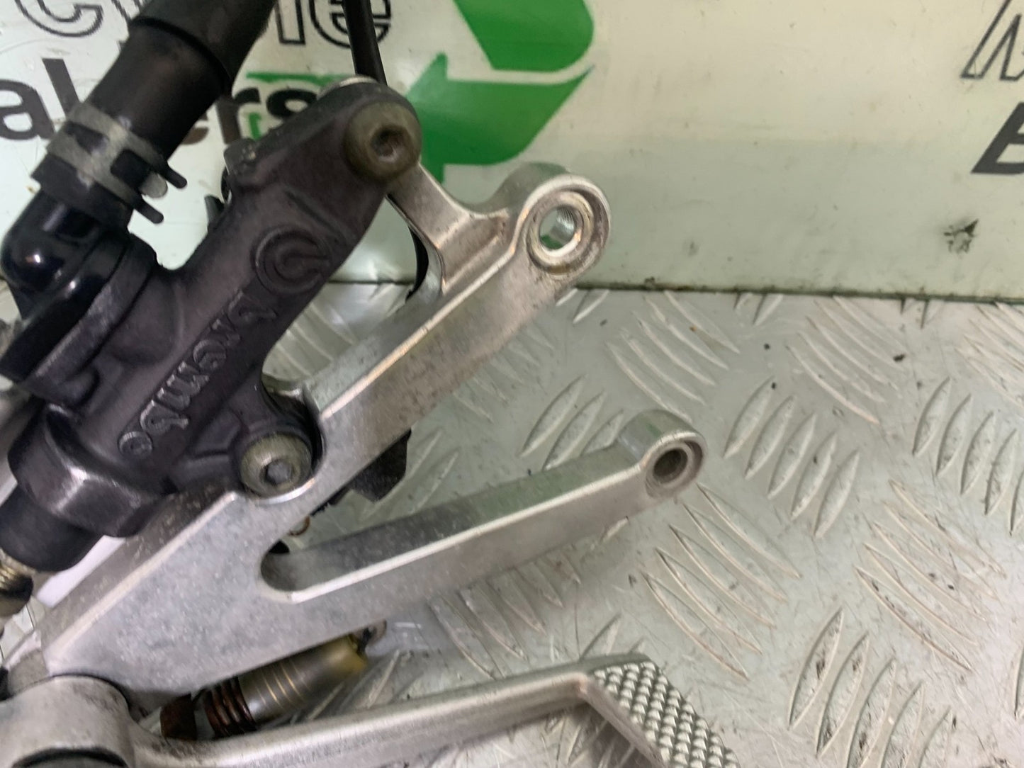 YAMAHA YZF R1 4XV FRONT RIGHT HANGER YEAR 1998-99 (CMB1291)