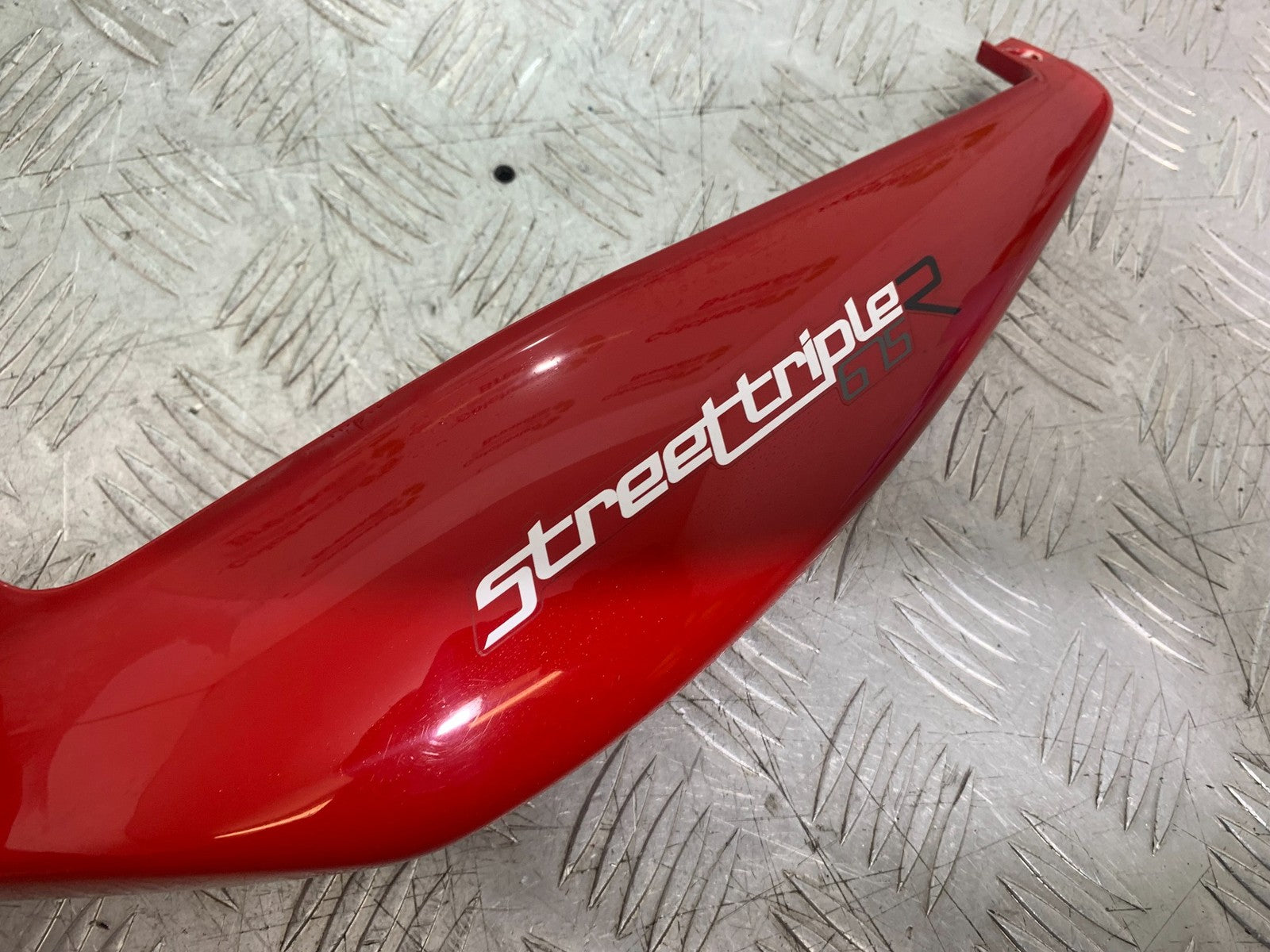 TRIUMPH 675 STREET TRIPLE R LEFT SEAT PANEL YEAR 2013 - 2016 (CMB1221)