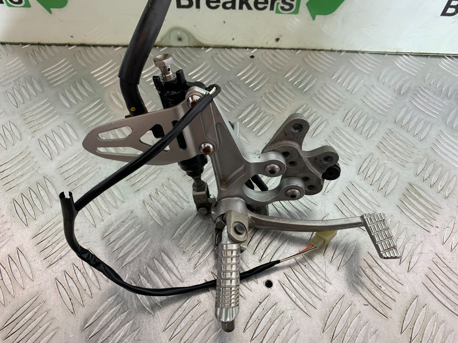 SUZUKI GSXR1000 GSXR 1000 FRONT RIGHT HANGER   2009-2016 (CMB1049)