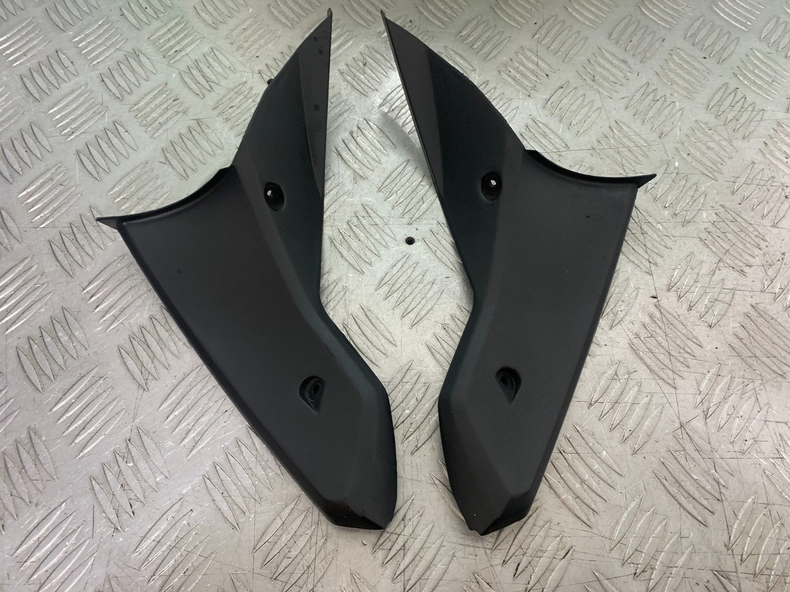 TRIUMPH 1050 SPRINT GT LEFT AND RIGHT TOP INFILLS    YEAR 2010-2016 (CMB1250)