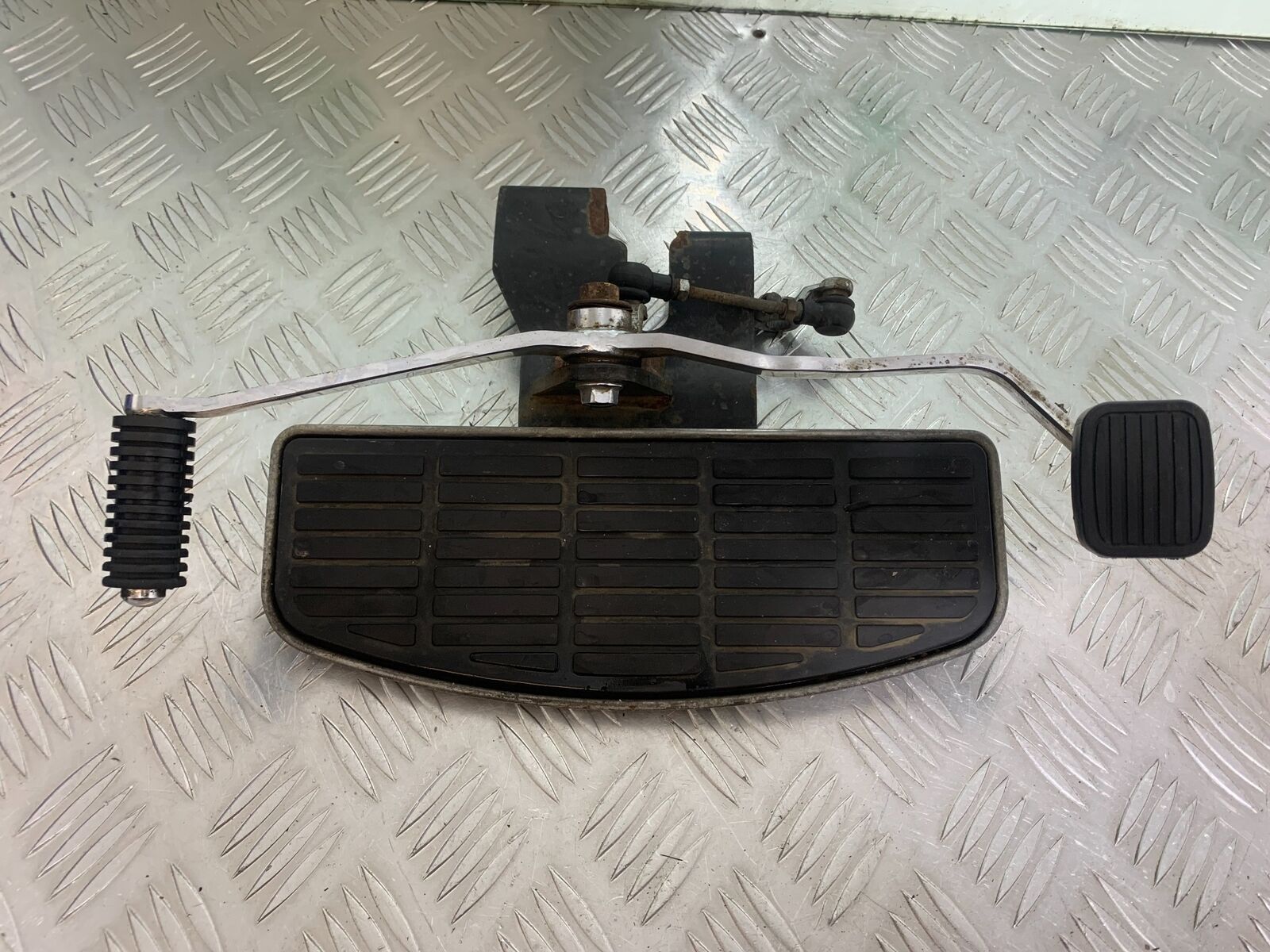 SUZUKI INTRUDER VL800 C800 LEFT FOOTBOARD   YEAR 2012-16 (CMB1039)