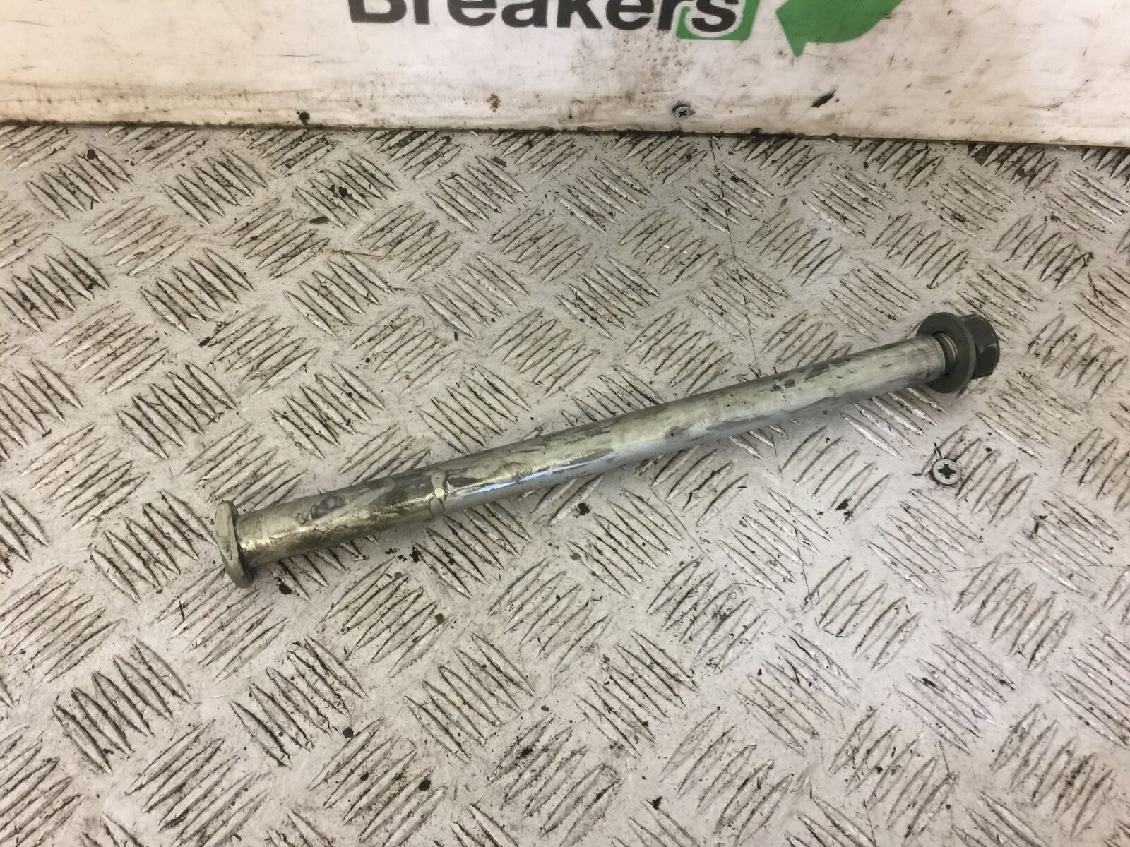 YAMAHA FZS1000 FAZER 1000 FZ1 SWINGARM SPINDLE   YEAR 2000-05 (STOCK 714)