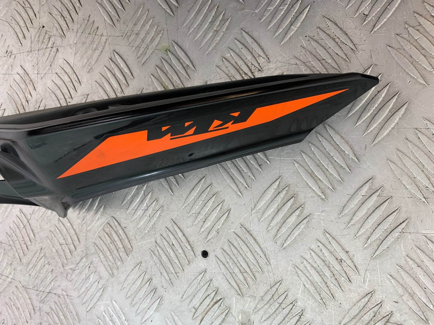 KTM 125 DUKE RIGHT SEAT PANEL   YEAR 2018-2023 (CMB1185)