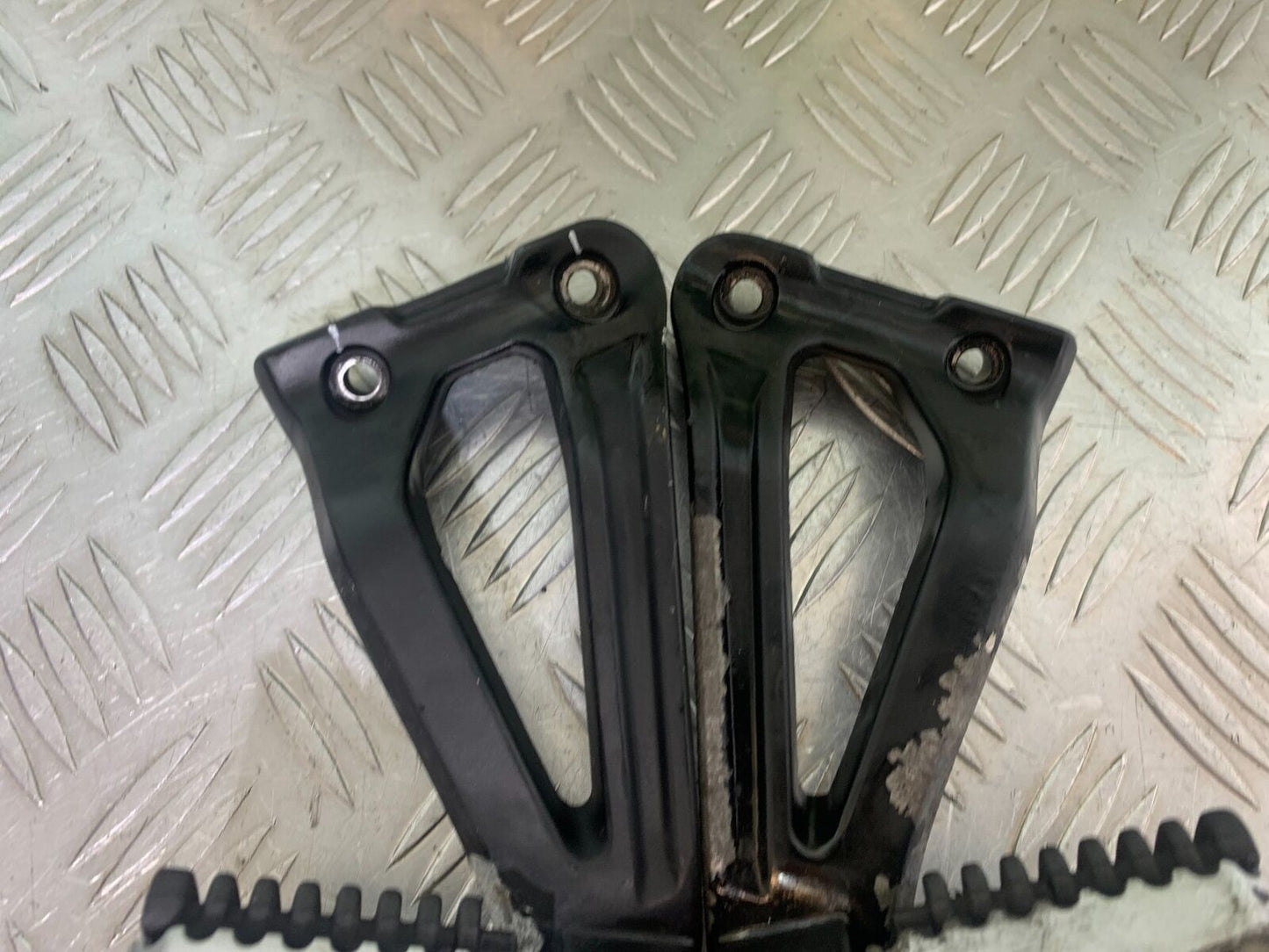 SINNIS TERRAIN 125 REAR HANGER AND PEGS  YEAR 2024 (CMB1072)