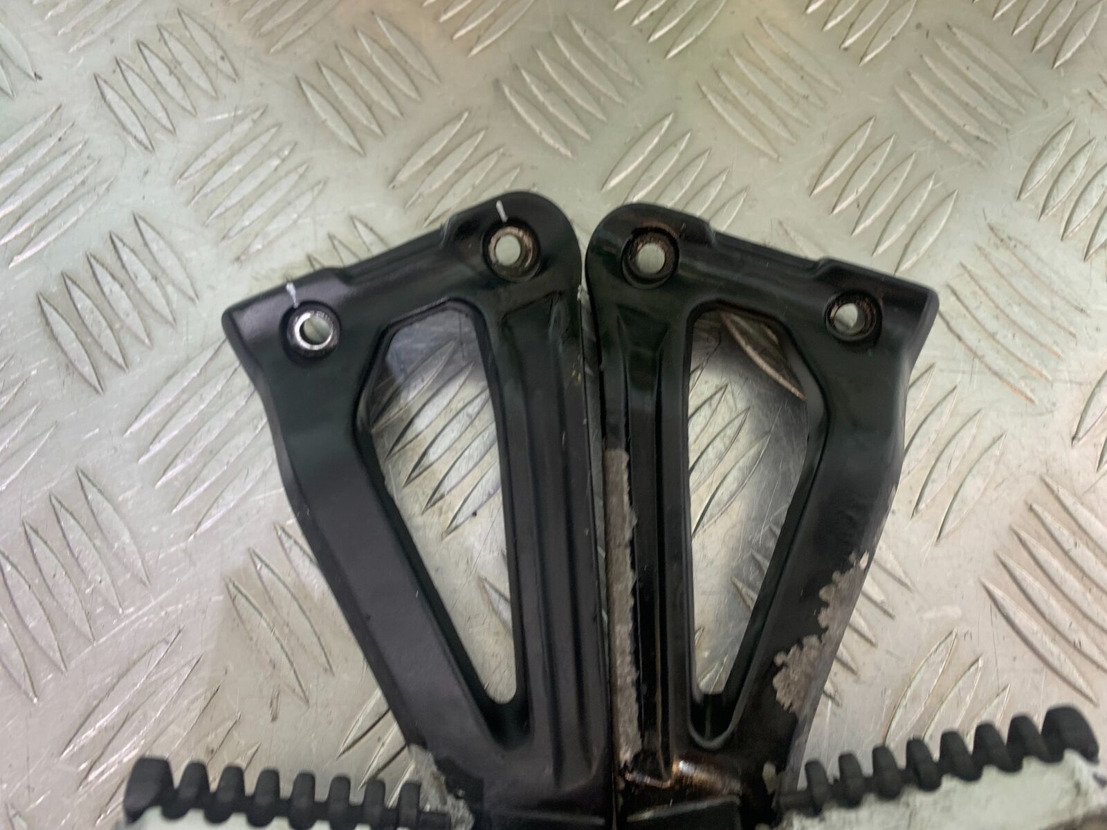 SINNIS TERRAIN 125 REAR HANGER AND PEGS  YEAR 2024 (CMB1072)