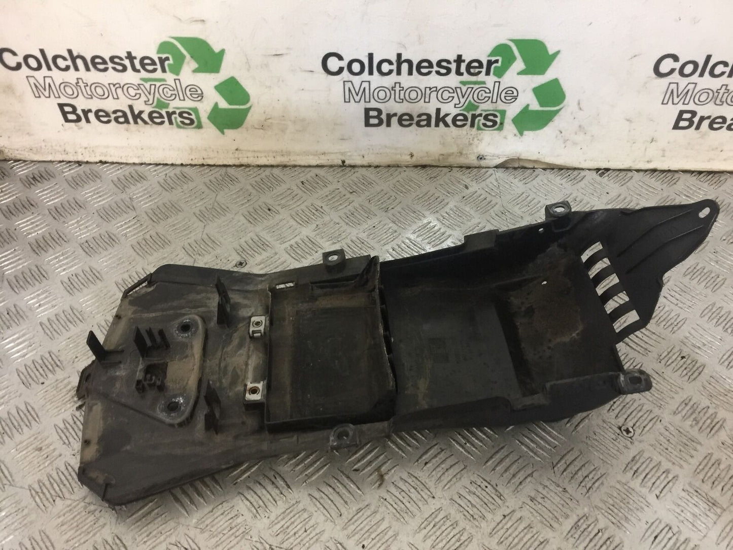 APRILIA TUONO 1000 V4R UNDERTRAY YEAR 2011-13  (STOCK 746)