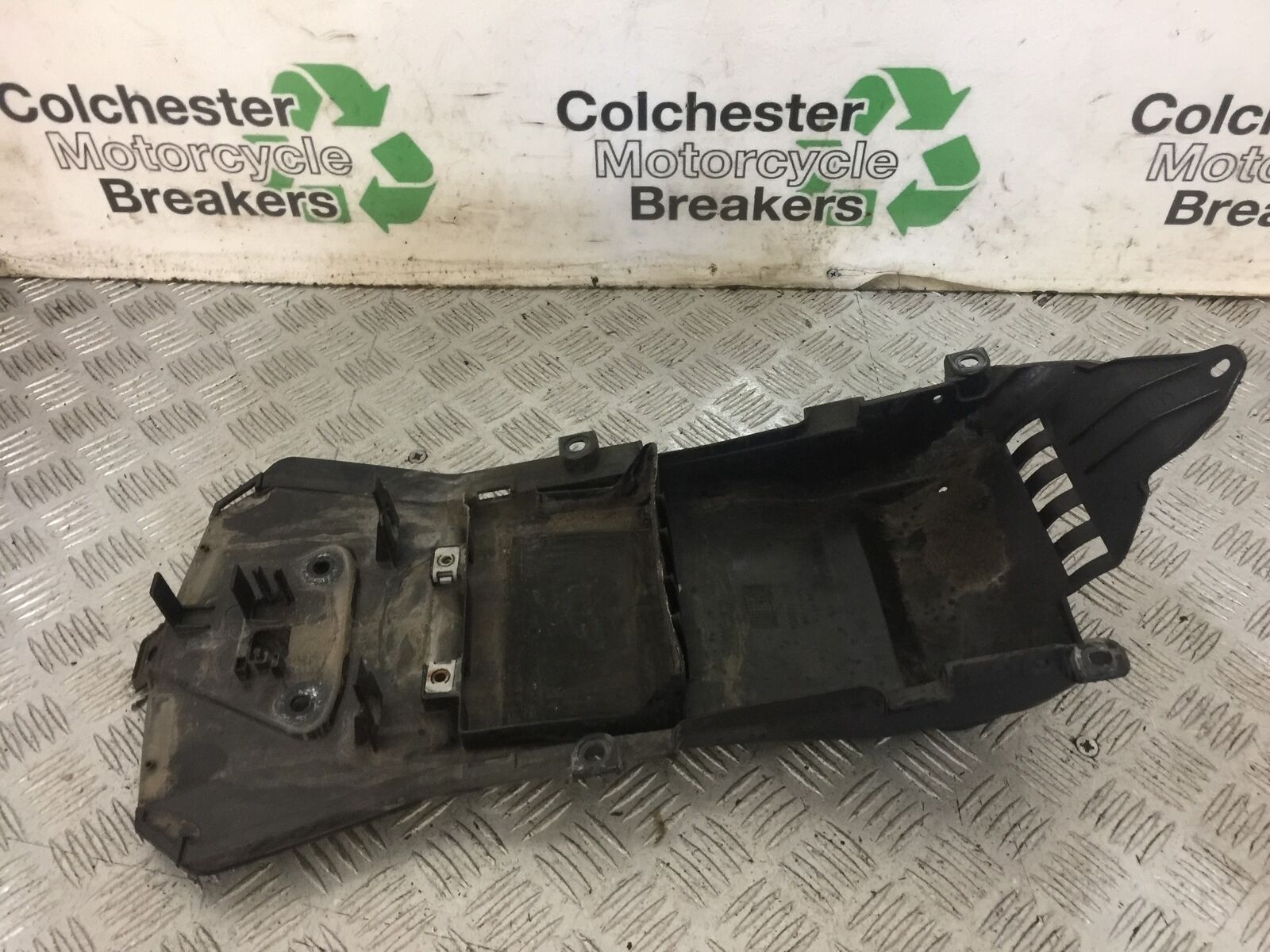 APRILIA TUONO 1000 V4R UNDERTRAY YEAR 2011-13  (STOCK 746)