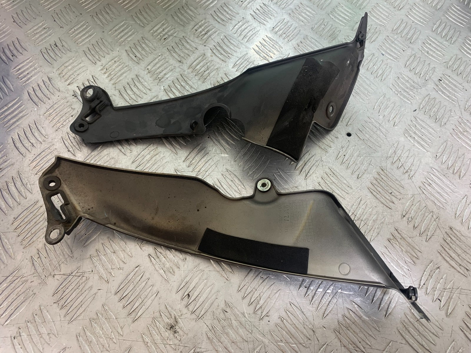 YAMAHA YZF R1 14 B BIG BANG LEFT AND RIGHT INFILL COVERS   2009-14 (CMB1175)