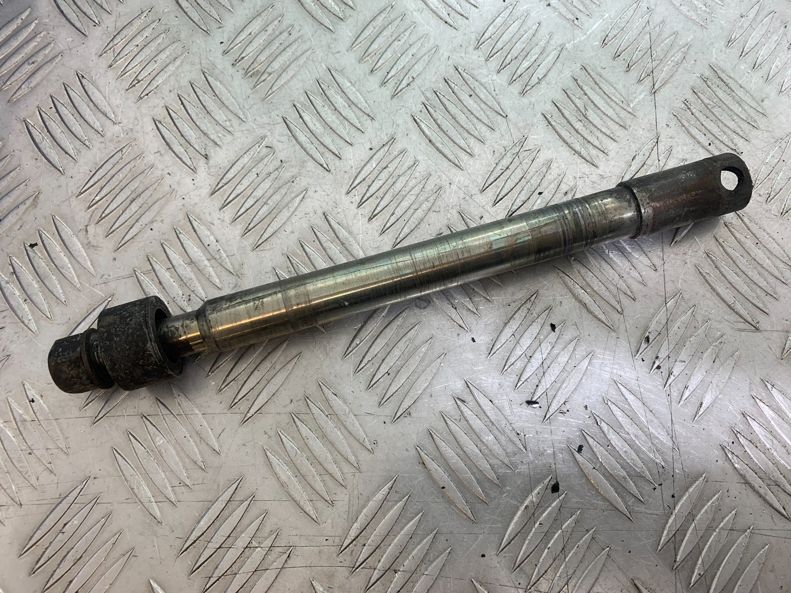 HARLEY DAVIDSON FXS BLACKLINE 1585 FRONT SPINDLE YEAR 2012 (CMB1147)