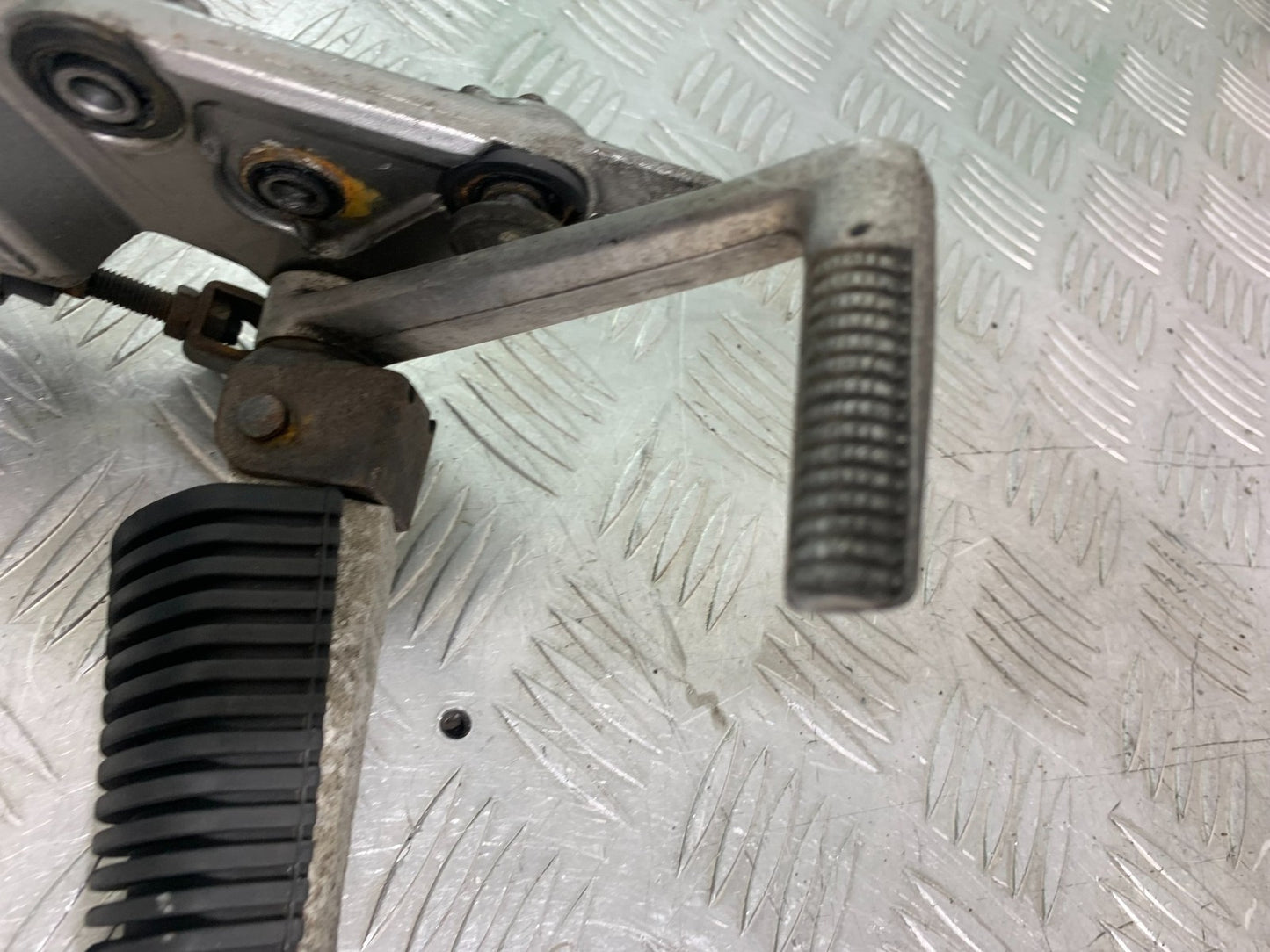 SUZUKI GSF1200 GSF 1200 BANDIT FRONT RIGHT HANGER   YEAR 2001-2004 (CMB1188)