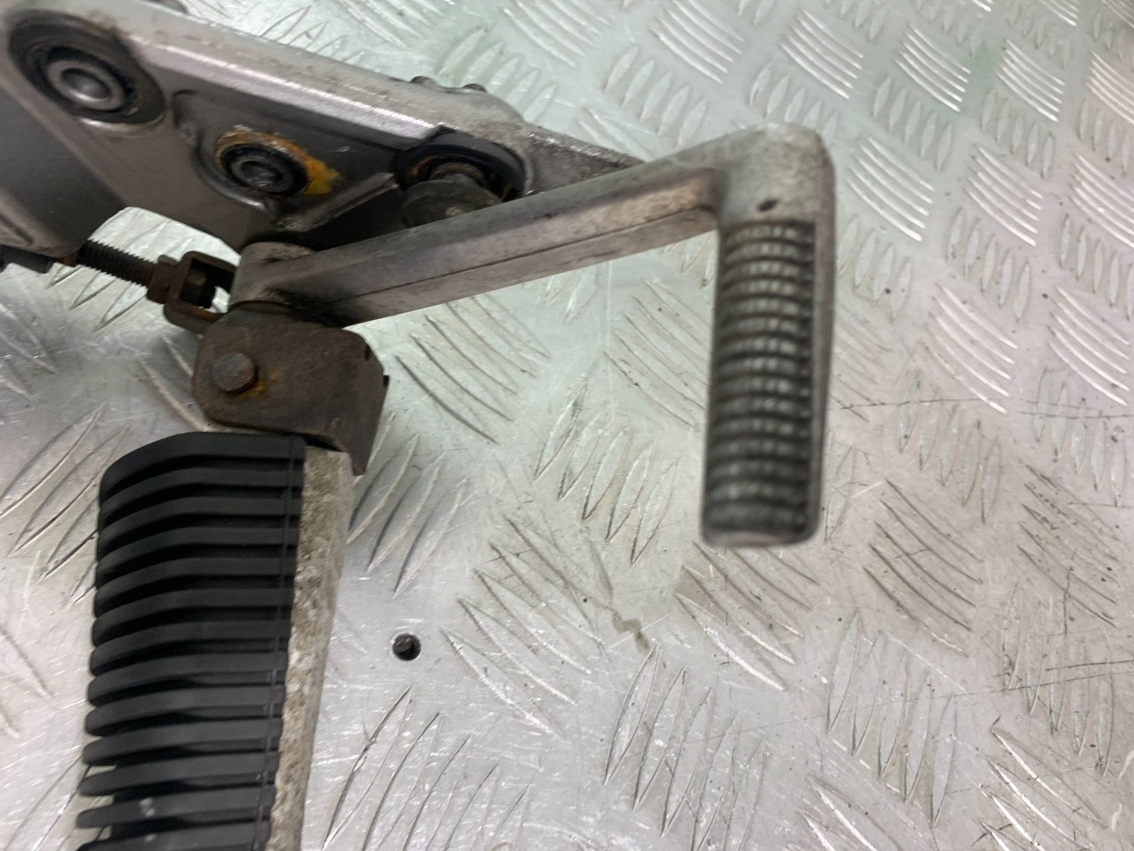 SUZUKI GSF1200 GSF 1200 BANDIT FRONT RIGHT HANGER   YEAR 2001-2004 (CMB1188)