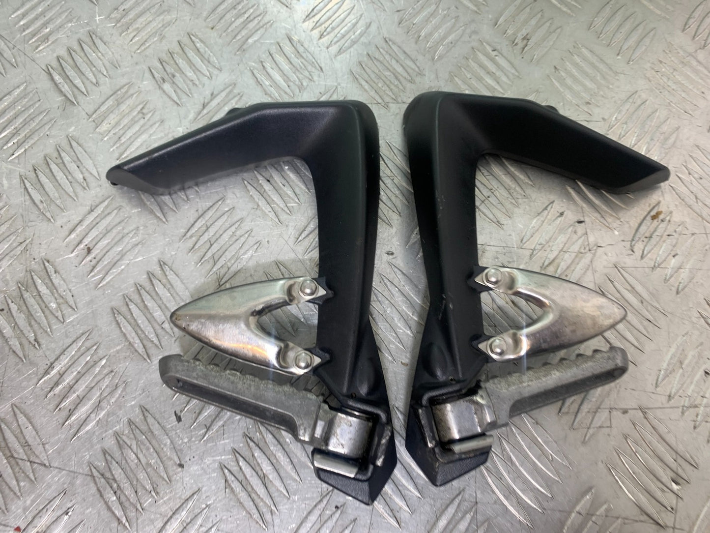 TRIUMPH 1050 SPRINT ST REAR HANGERS AND PEGS  YEAR 2004-2007 (CMB1197)