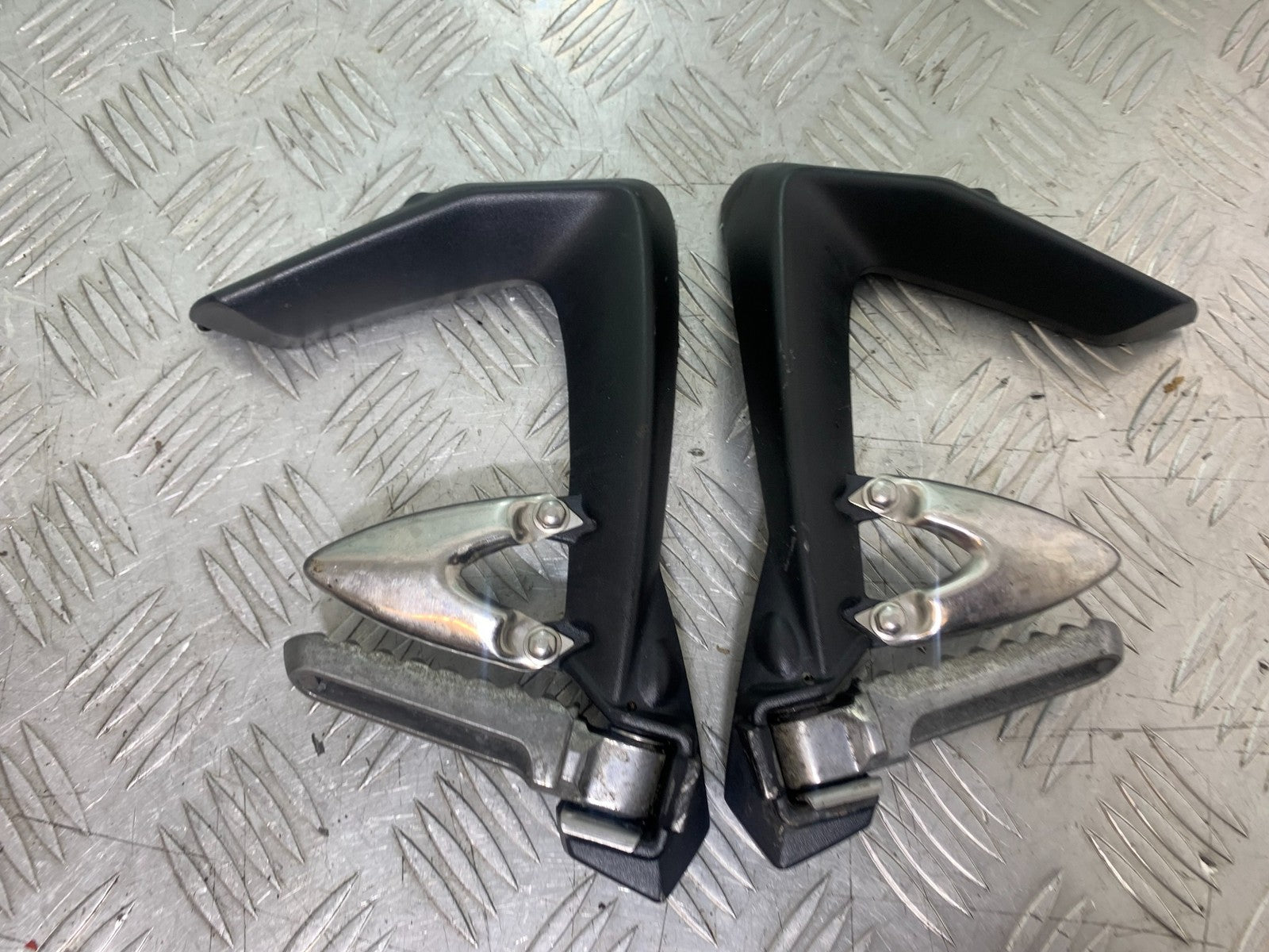 TRIUMPH 1050 SPRINT ST REAR HANGERS AND PEGS  YEAR 2004-2007 (CMB1197)