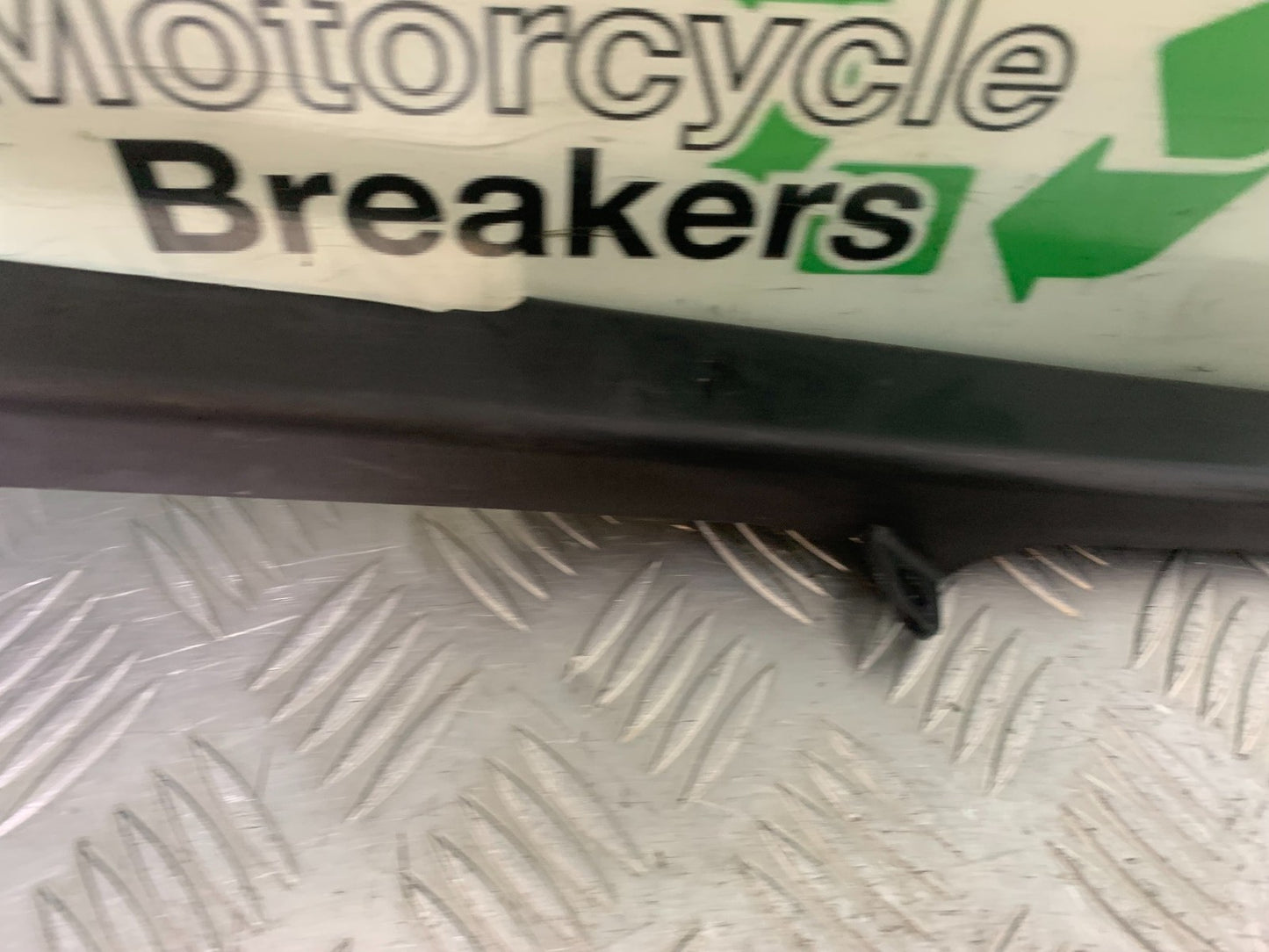 YAMAHA YZF R1 4XV CHAIN GUARD YEAR 1998-99 (CMB1291)