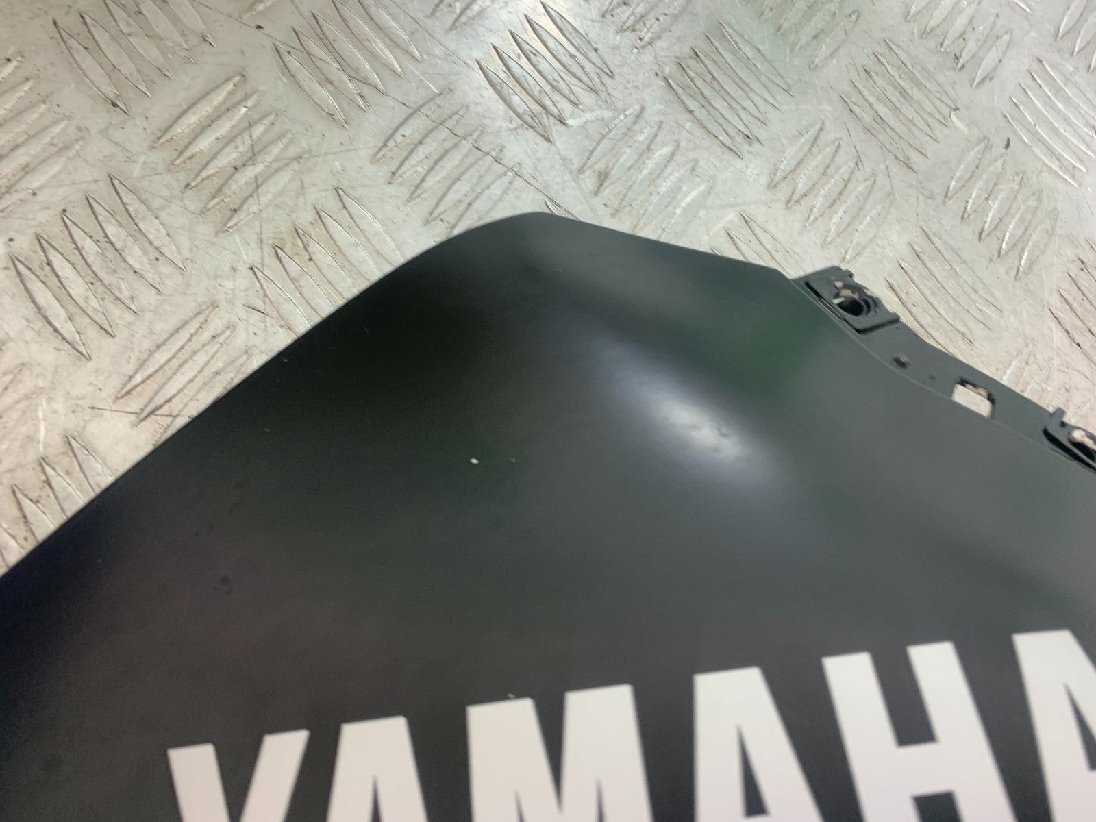 YAMAHA YZF R1 14 B BIG BANG RIGHT LOWER FAIRING PANEL   2009-14 (CMB1175)
