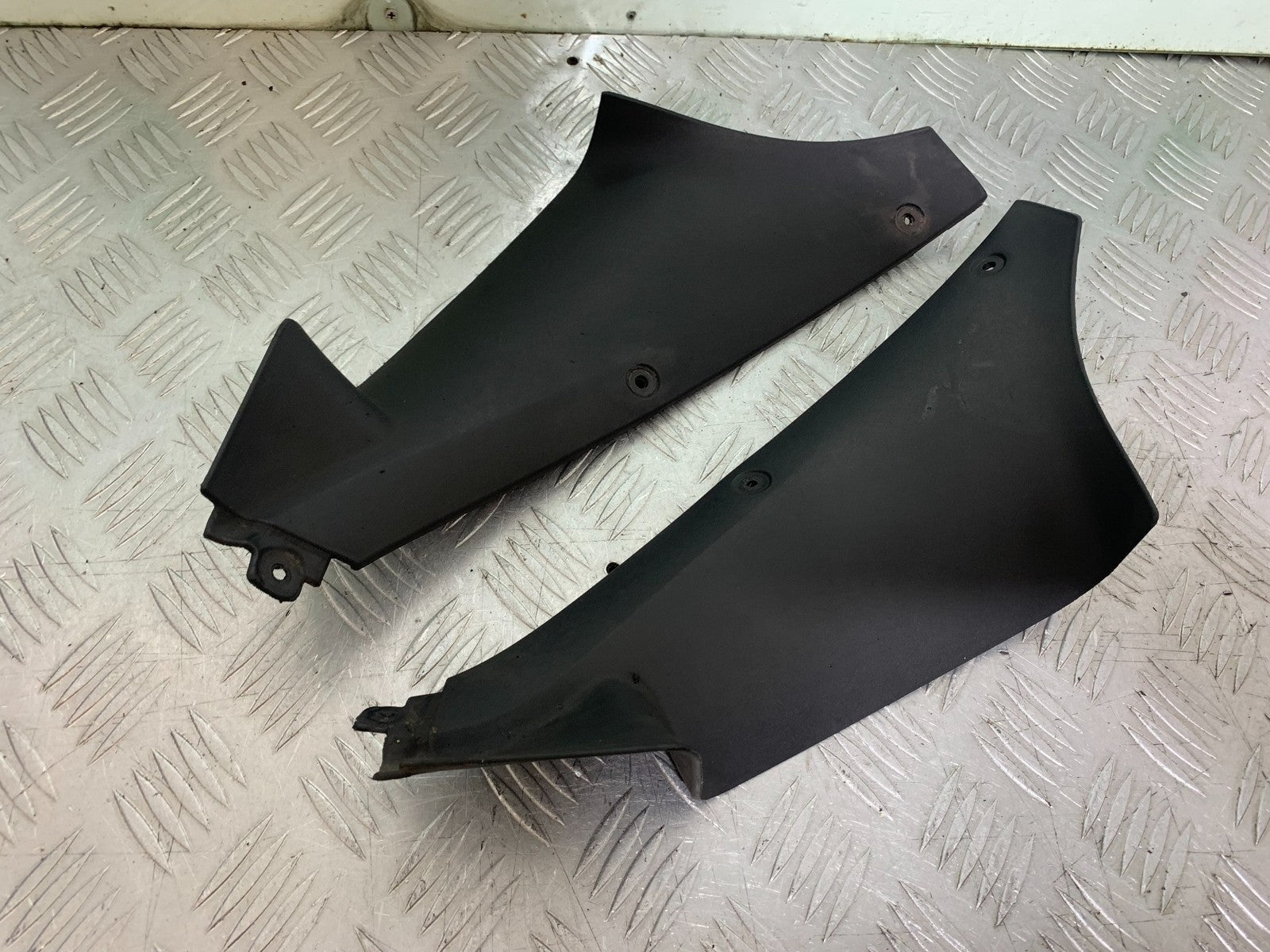TRIUMPH 1050 SPRINT ST LEFT & RIGHT INNER INFILLS  2003-2011 (CMB1285)
