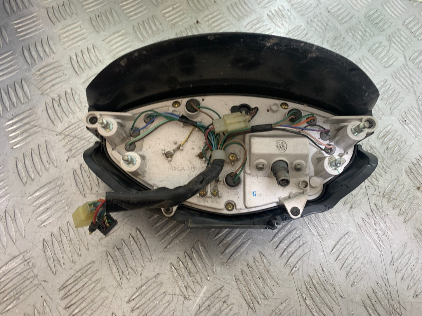 HONDA NT650 V DEAUVILLE CLOCKS SPEEDO DASH  (15,031 MILES)YEAR 1998-01(CMB1320)