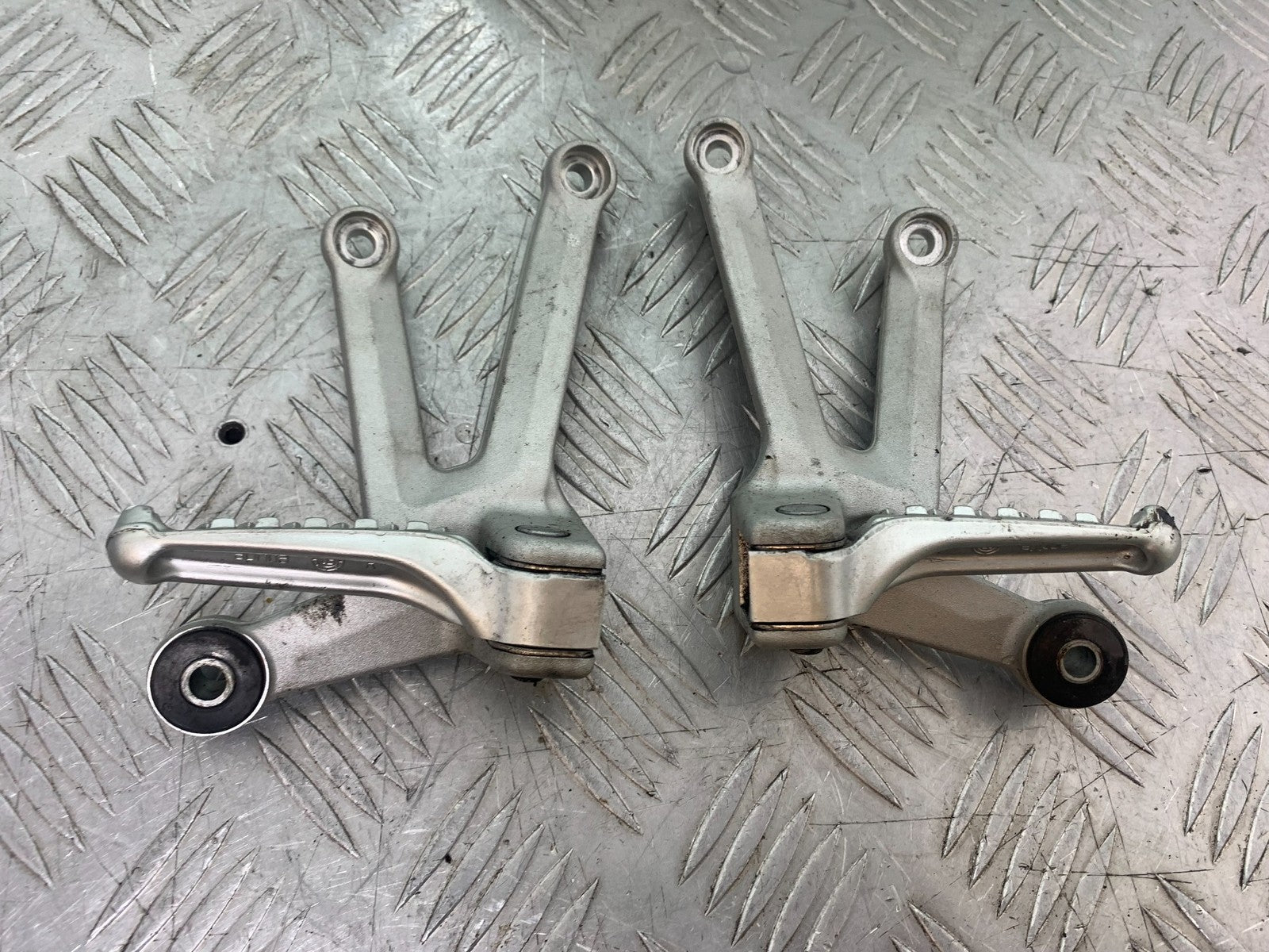 APRILIA RSV1000 R FACTORY MILLE REAR HANGERS AND PEGS  2004-09 (CMB1203)