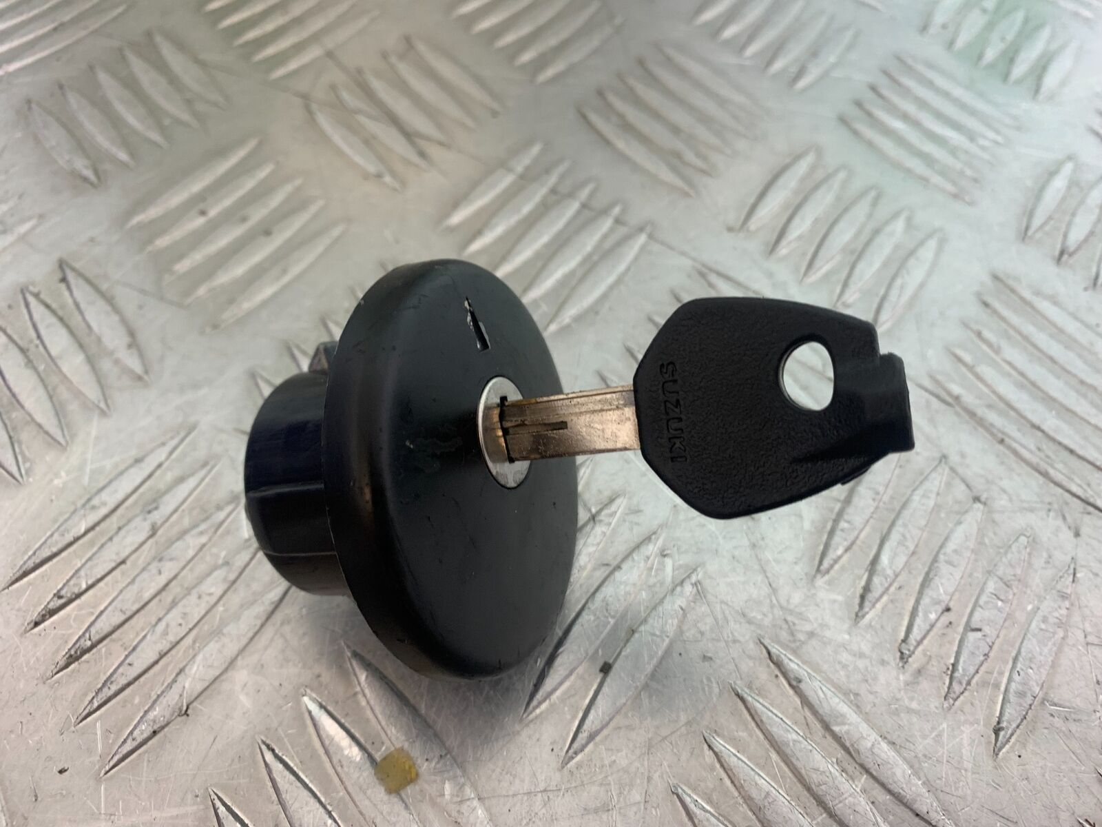 SUZUKI AN 200 UN 200 BURGMAN PETROL CAP AND KEY  YEAR 2007-09 (CMB1128)