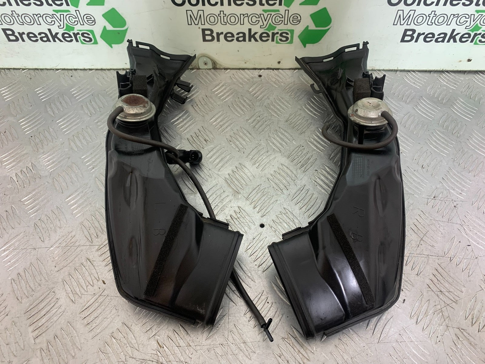 HONDA CBR1000 RR CBR1000 FIREBLADE LEFT AND RIGHT AIR DUCTS 2008-2011 (CMB1179)