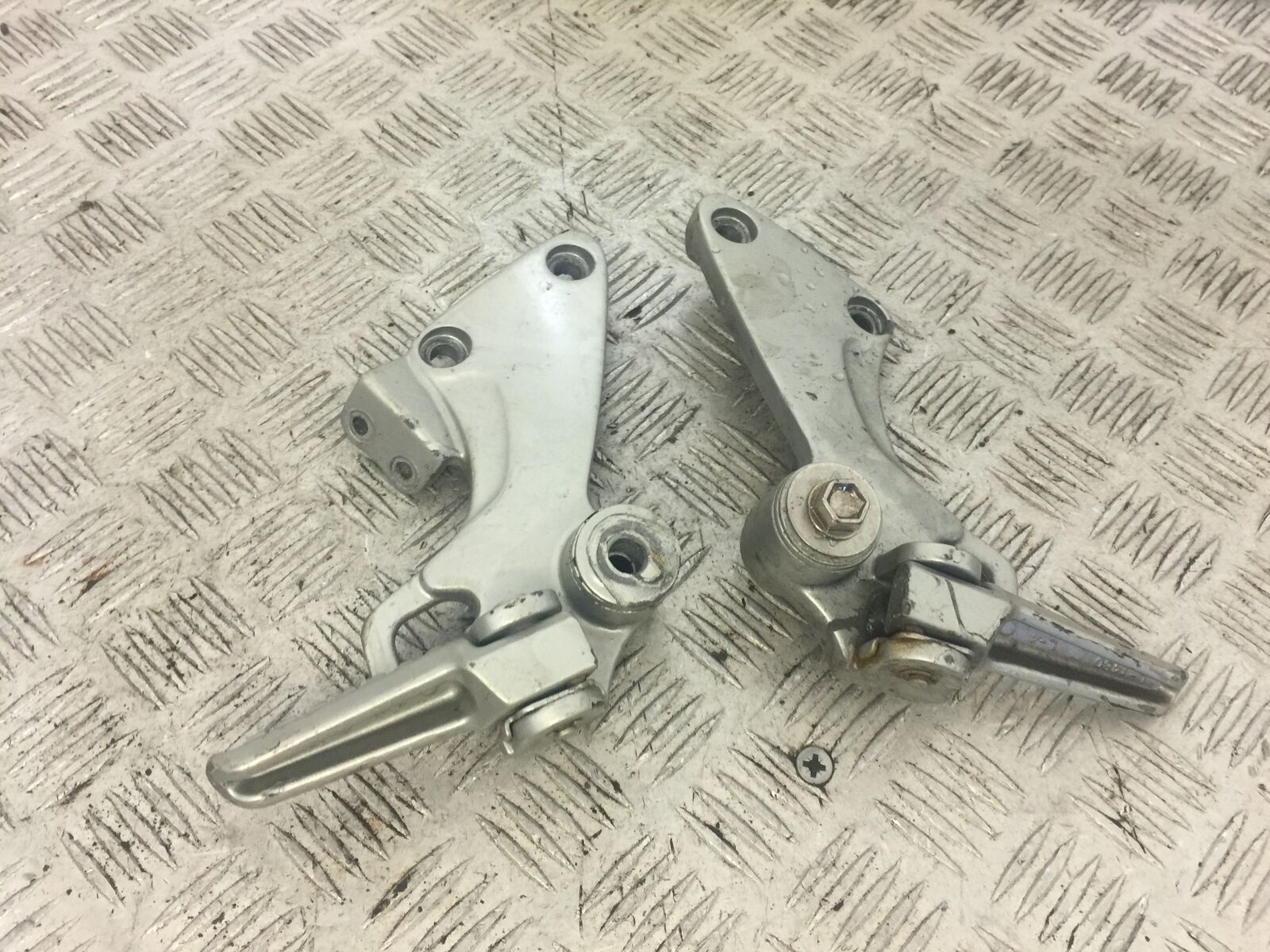 KAWASAKI ZZR1200 ZZR 1200 REAR HANGERS AND PEGS   2002-2005 (STOCK 678)