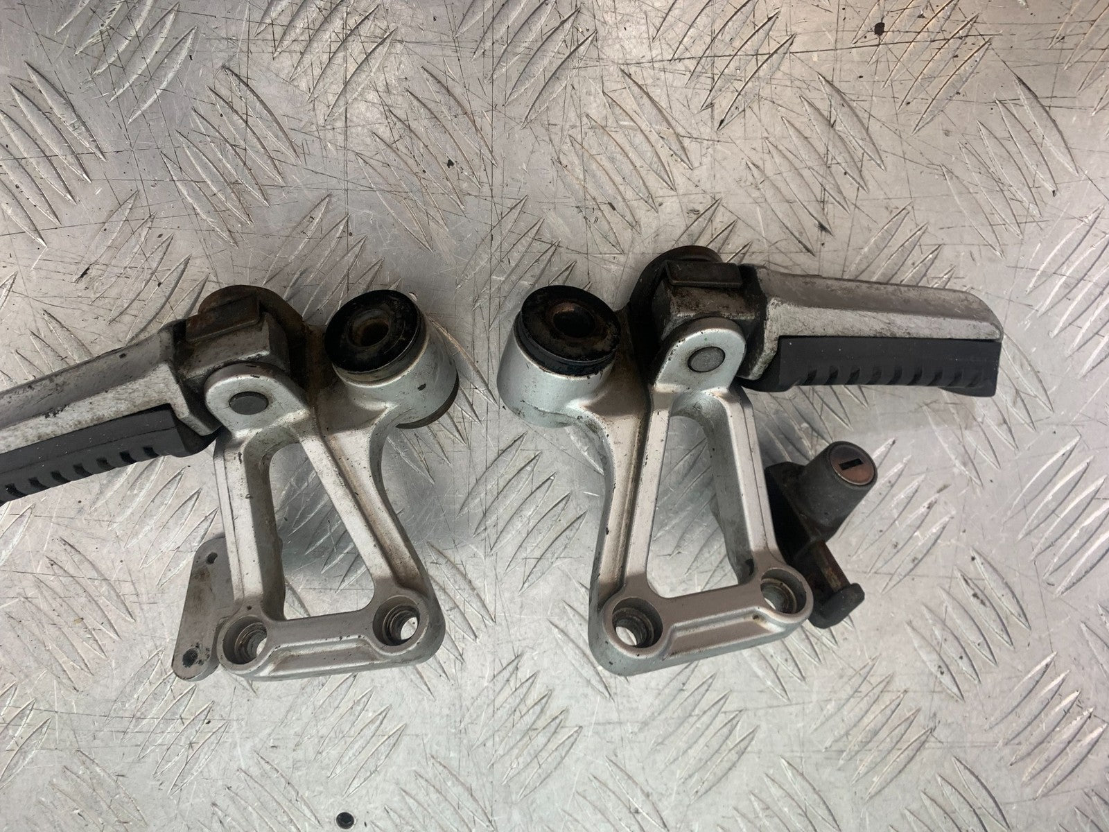 KAWASAKI GPZ600 GPZ 600 REAR HANGES   YEAR 1988-90 (CMB1258)