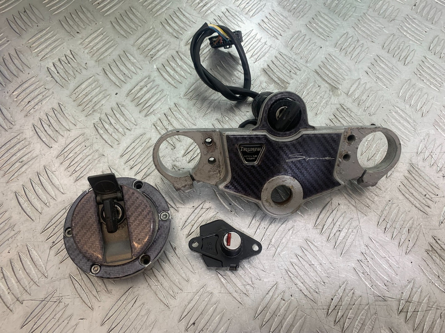 TRIUMPH 955i SPRINT ST LOCKS AND KEYS   1999-2004 (CMB1176)