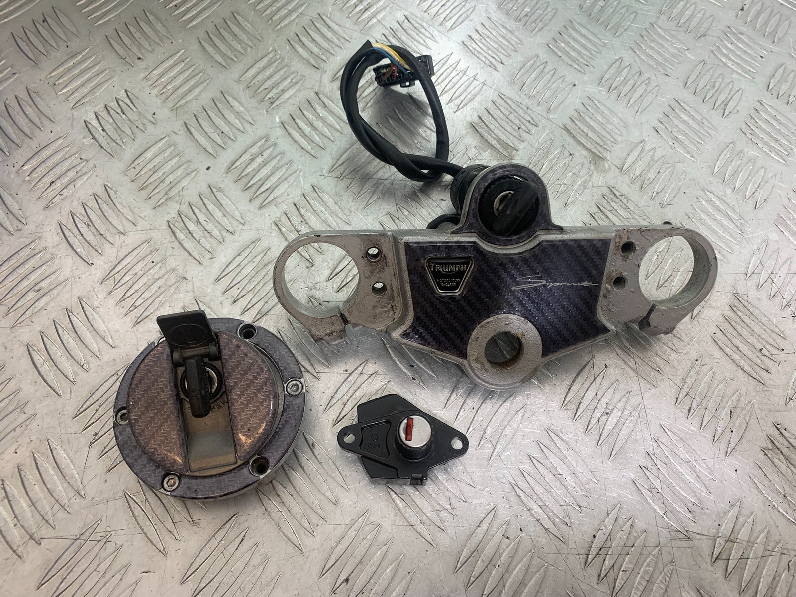 TRIUMPH 955i SPRINT ST LOCKS AND KEYS   1999-2004 (CMB1176)