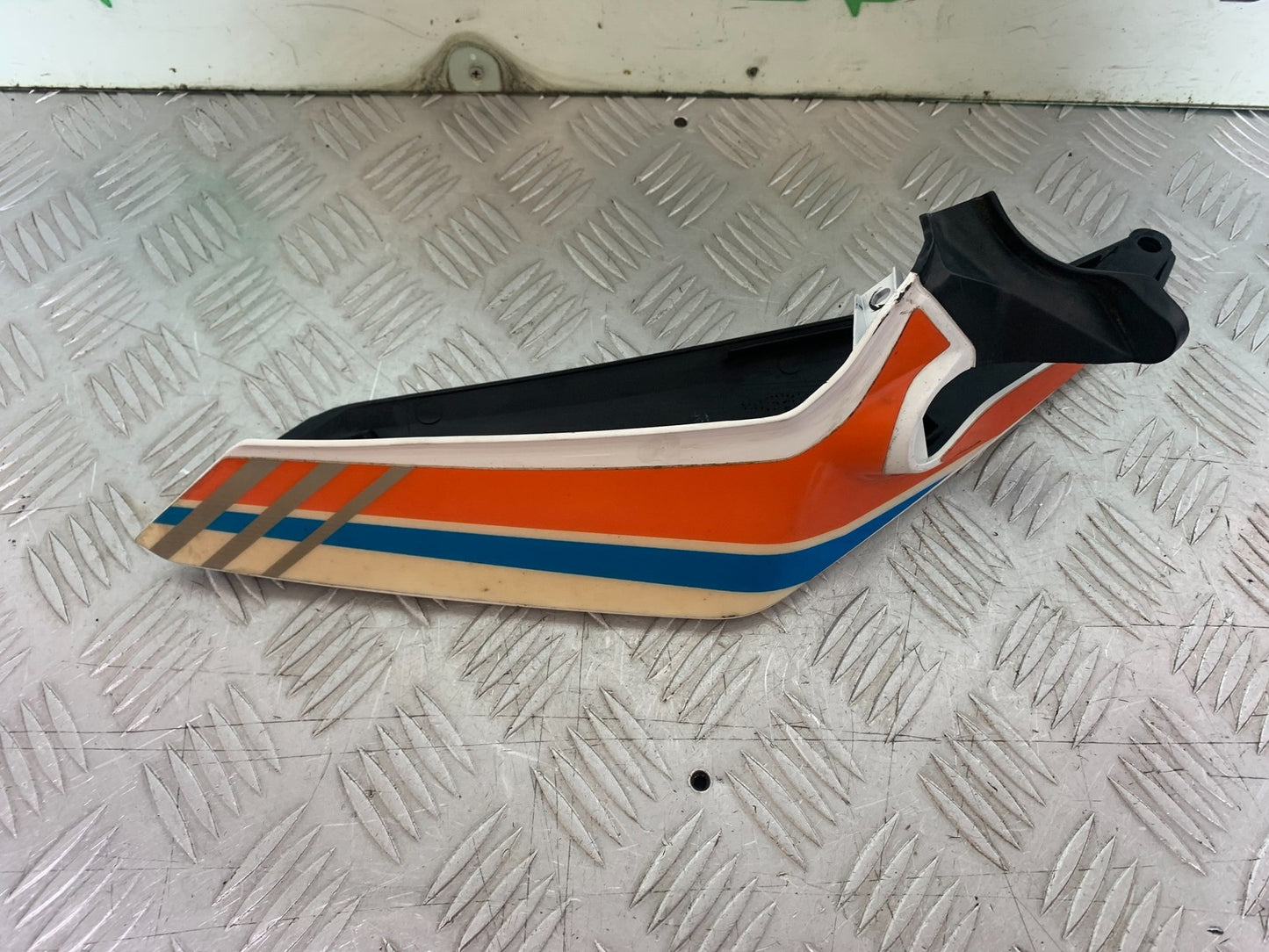 KTM DUKE 125 RIGHT SEAT PANEL YEAR 2017-2022 (CMB1222)