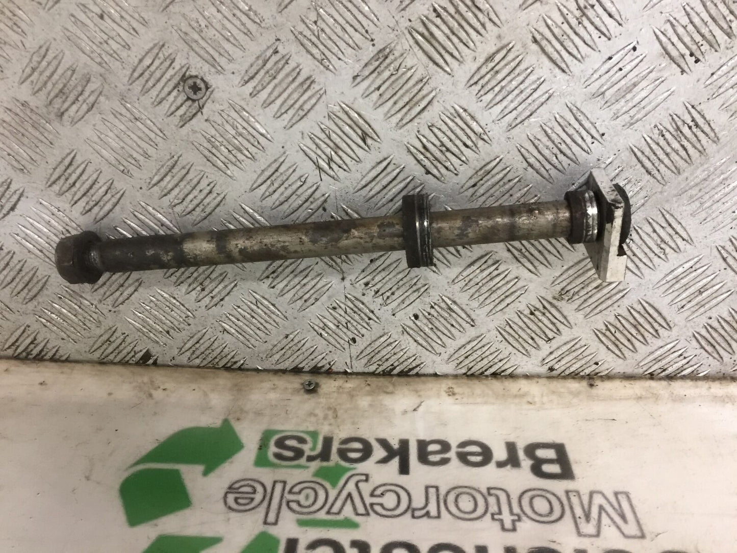 YAMAHA MT09 MT-09 REAR WHEEL SPINDLE  YEAR 2018 (STOCK 906)