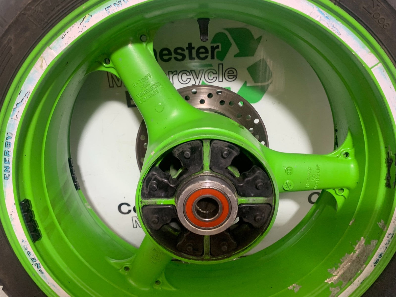 KAWASAKI ZX9R ZX9 E1 REAR WHEEL AND DISC  YEAR 2000-01 (CMB1171)