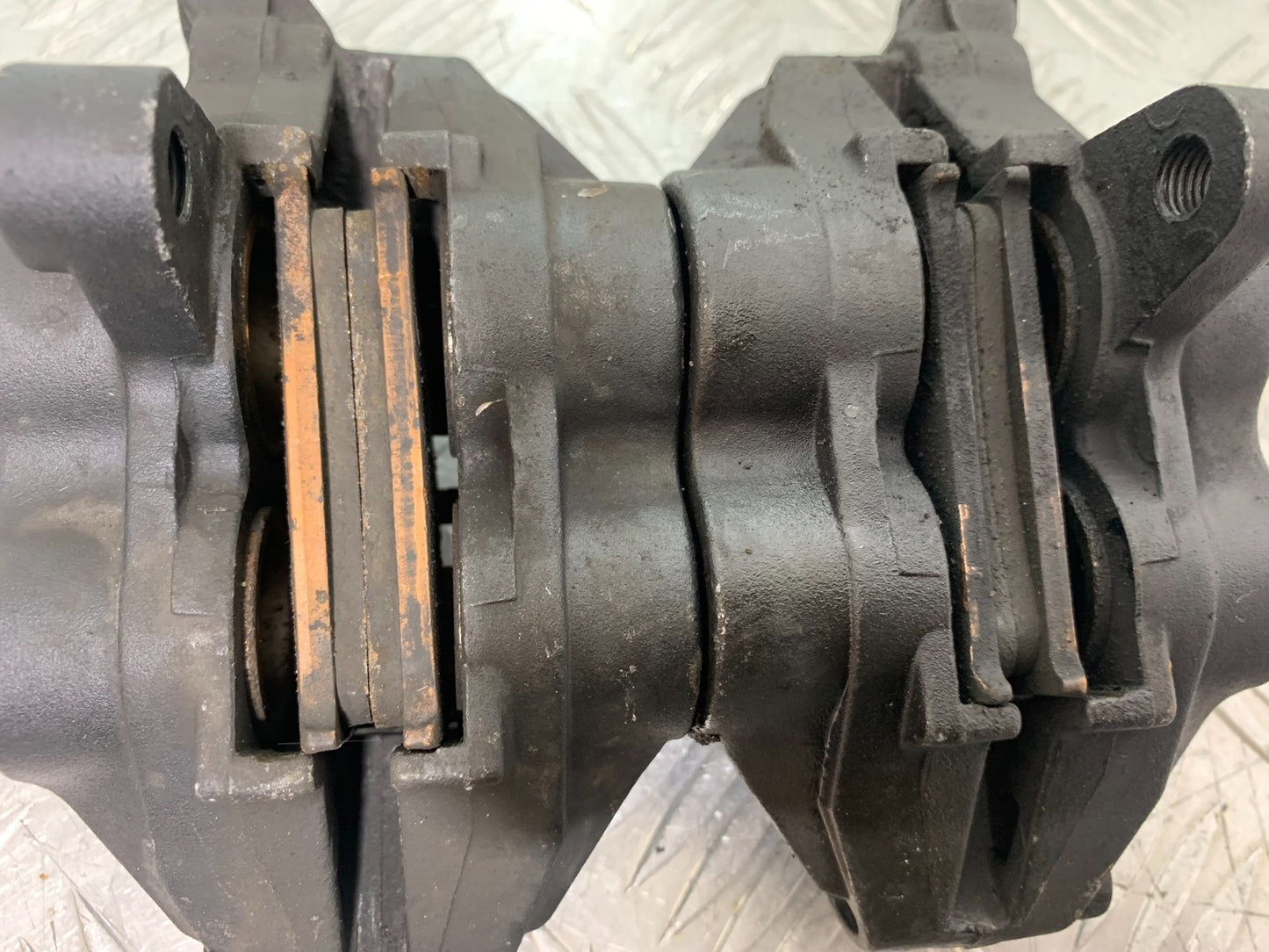 TRIUMPH 955i DAYTONA FRONT BRAKE CALIPERS YEAR 2002-2006 (CMB1229)