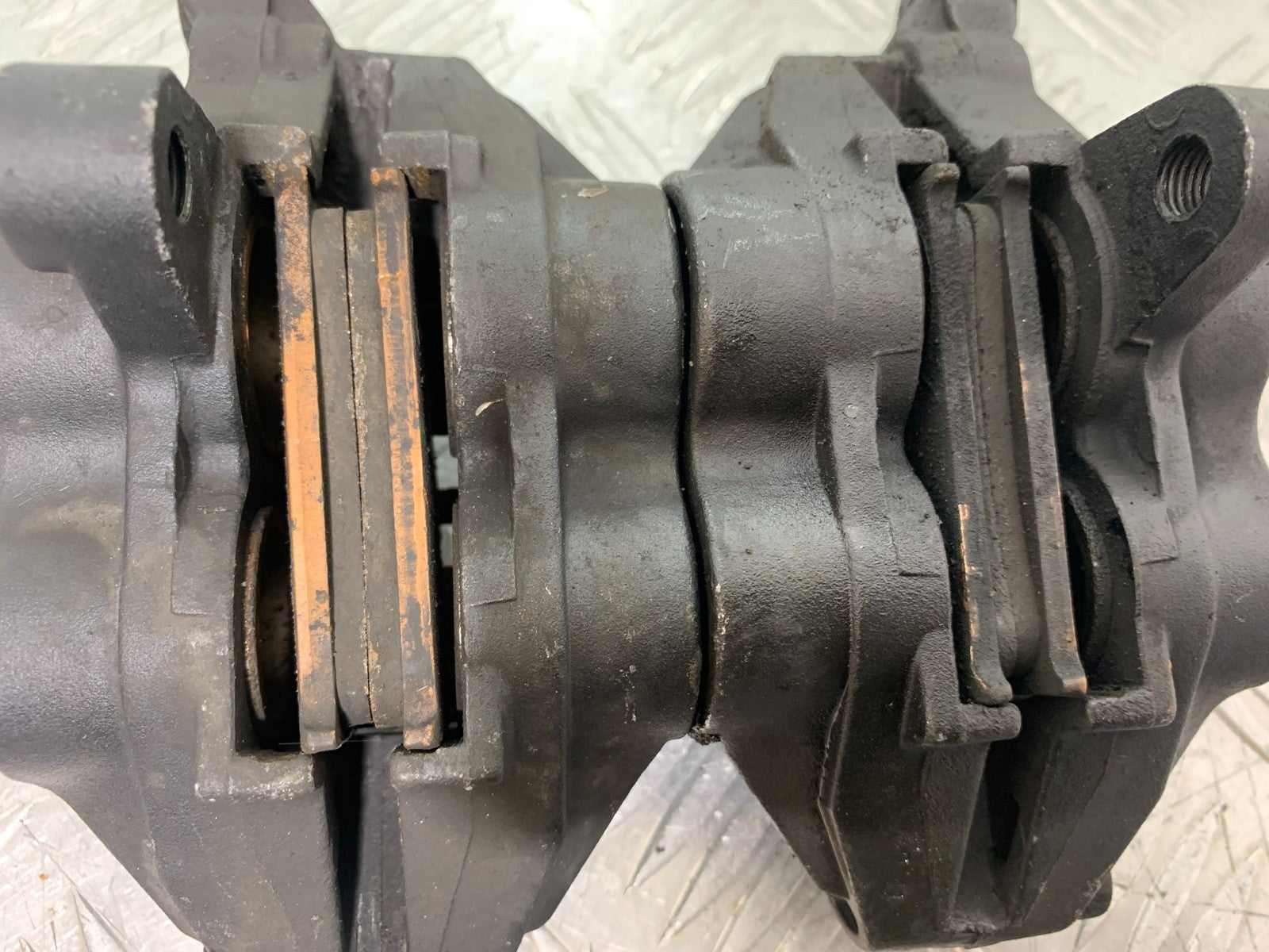 TRIUMPH 955i DAYTONA FRONT BRAKE CALIPERS YEAR 2002-2006 (CMB1229)