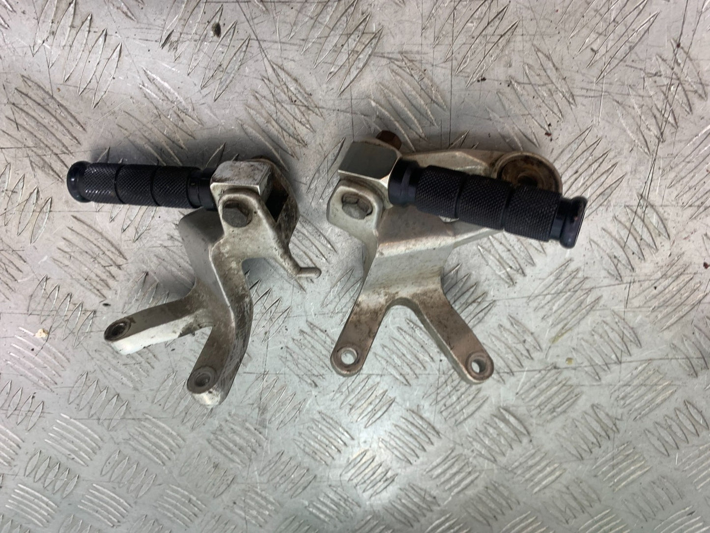 YAMAHA YZF1000 THUNDERACE REAR HANGERS AND PEGS   YEAR 1997-2000 (CMB1204)