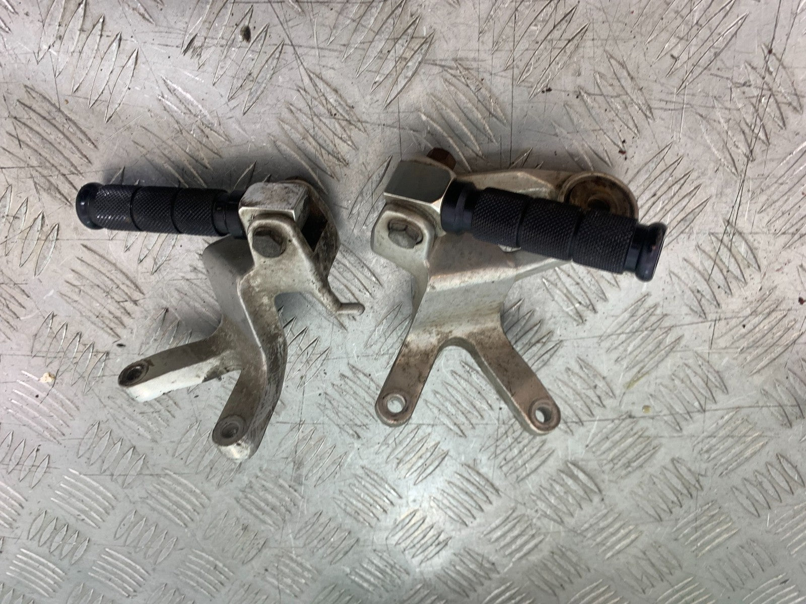 YAMAHA YZF1000 THUNDERACE REAR HANGERS AND PEGS   YEAR 1997-2000 (CMB1204)