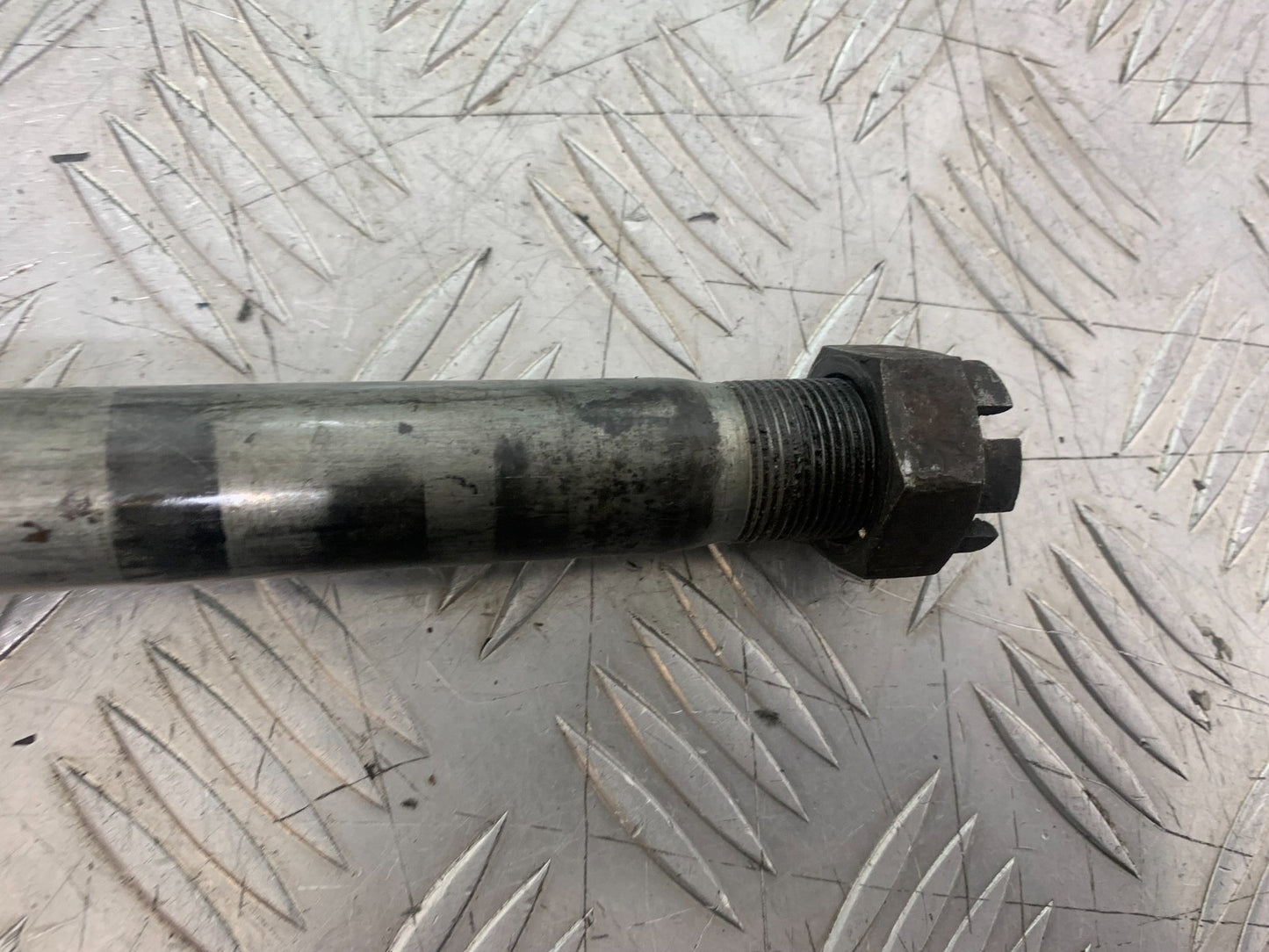 KAWASAKI ZX9R ZX9 E1 REAR WHEEL SPINDLE  YEAR 2000-01 (CMB1171)