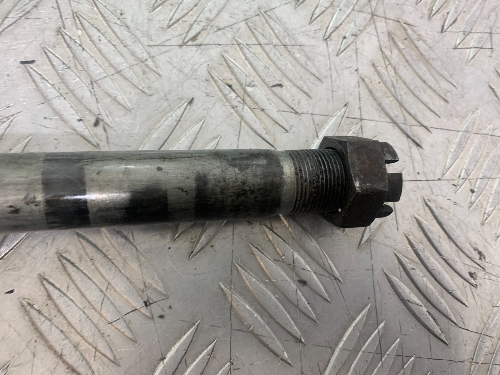 KAWASAKI ZX9R ZX9 E1 REAR WHEEL SPINDLE  YEAR 2000-01 (CMB1171)